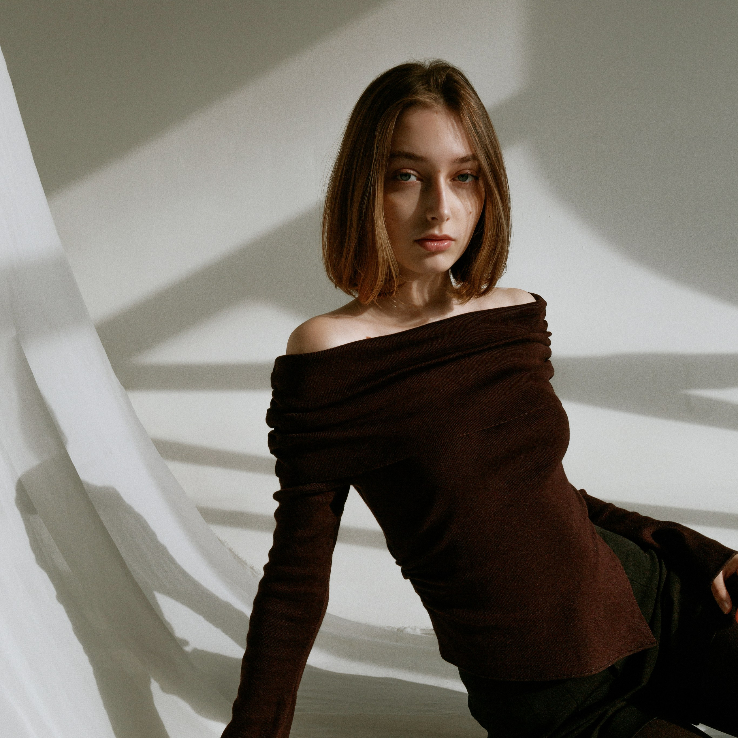 Индивидуальная фотосессия в студии: девушка в чёрном платье с открытой спиной.