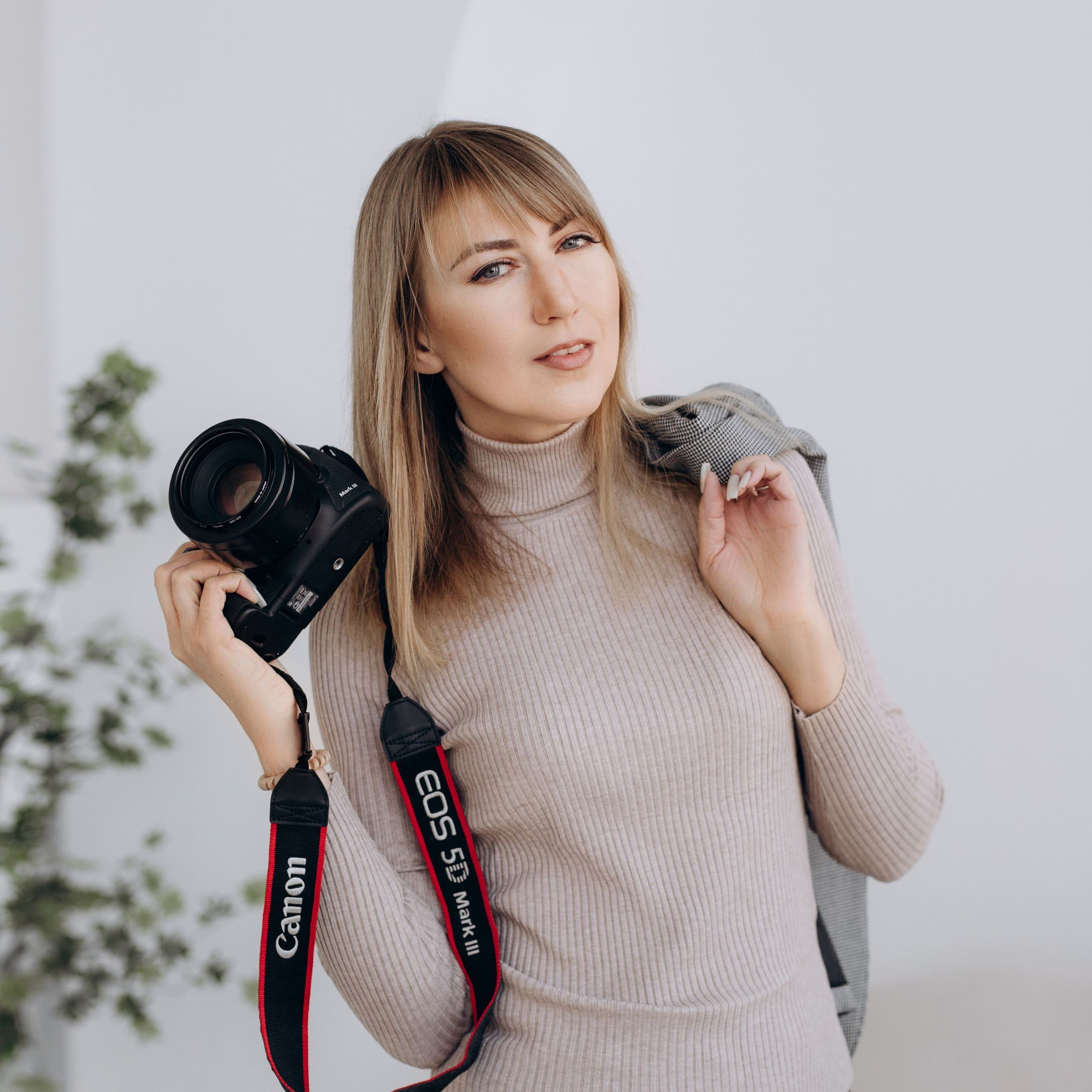 Контакты. Фотограф Юлия Вяткина. Краснодар