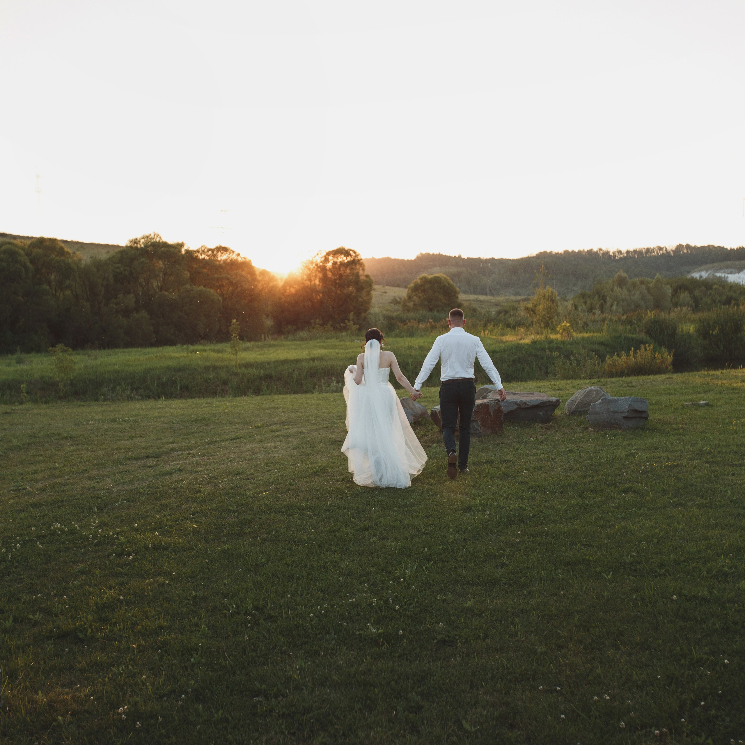 Портрет девушки в фотостудии. Черно-белая гамма в фотографии передает чувственность и глубину настроения.