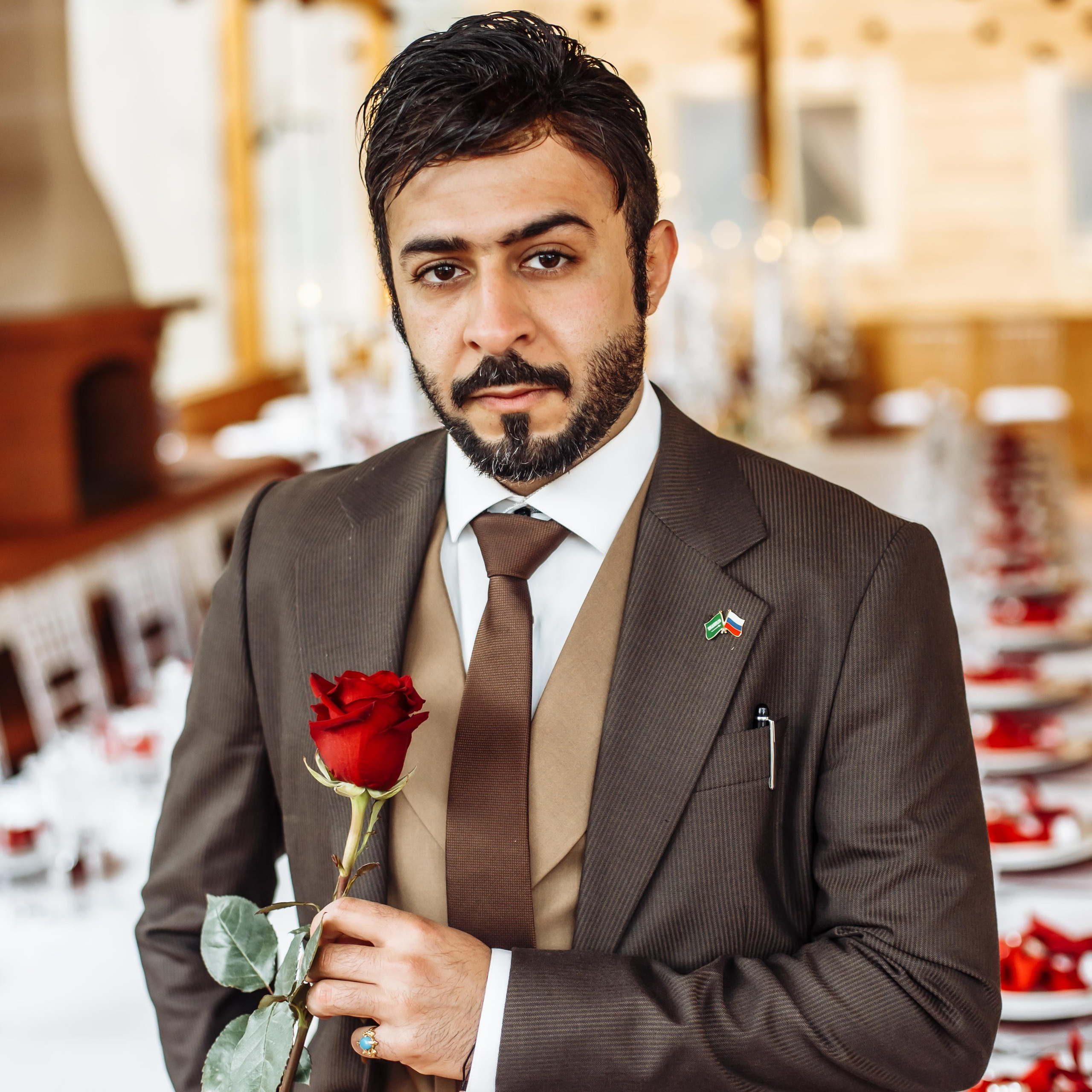 Жених с розой, портрет в день свадьбы