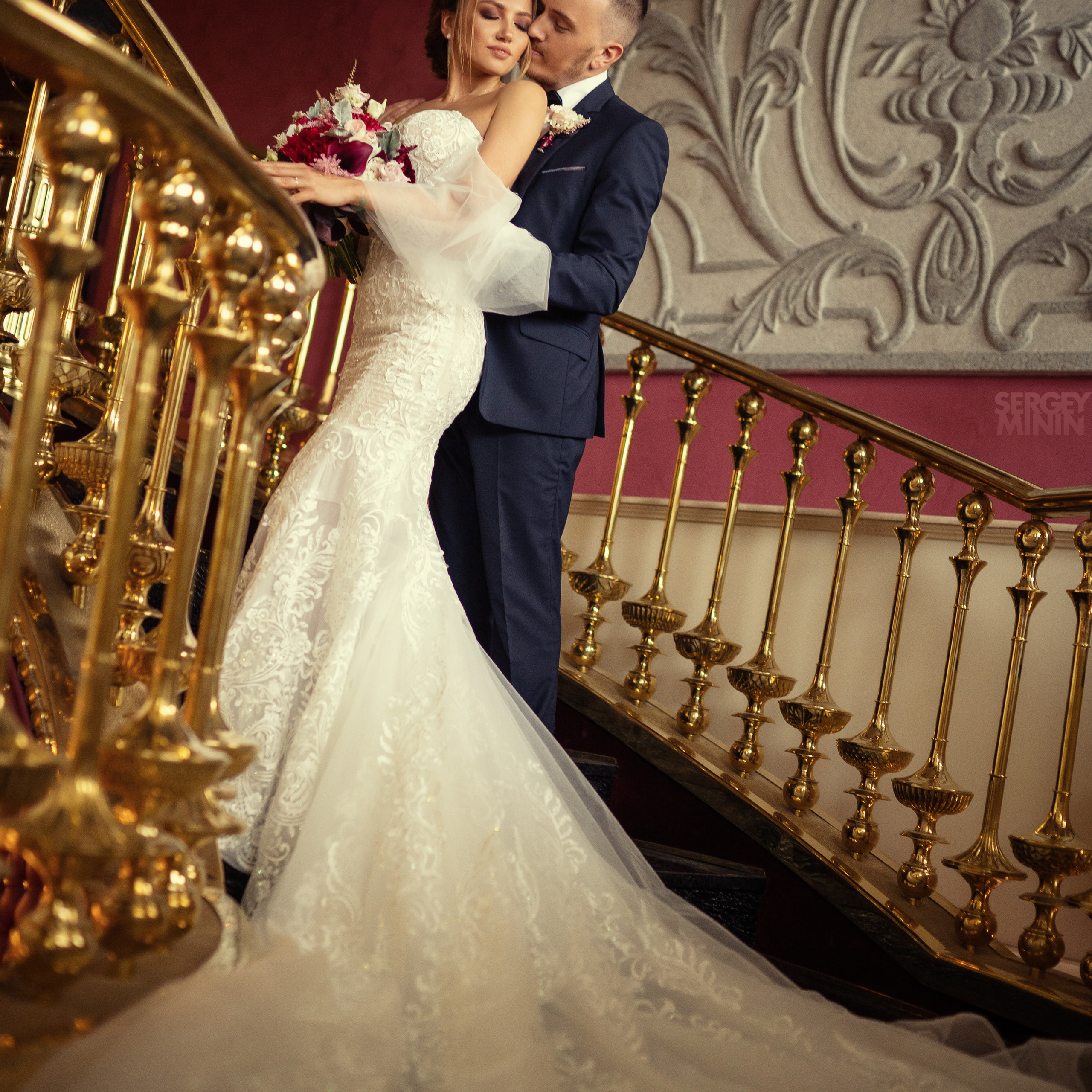 Шикарная свадебная фотосессия жениха и невесты в длинном платье в интерьерах дорогого итальянского ресторана