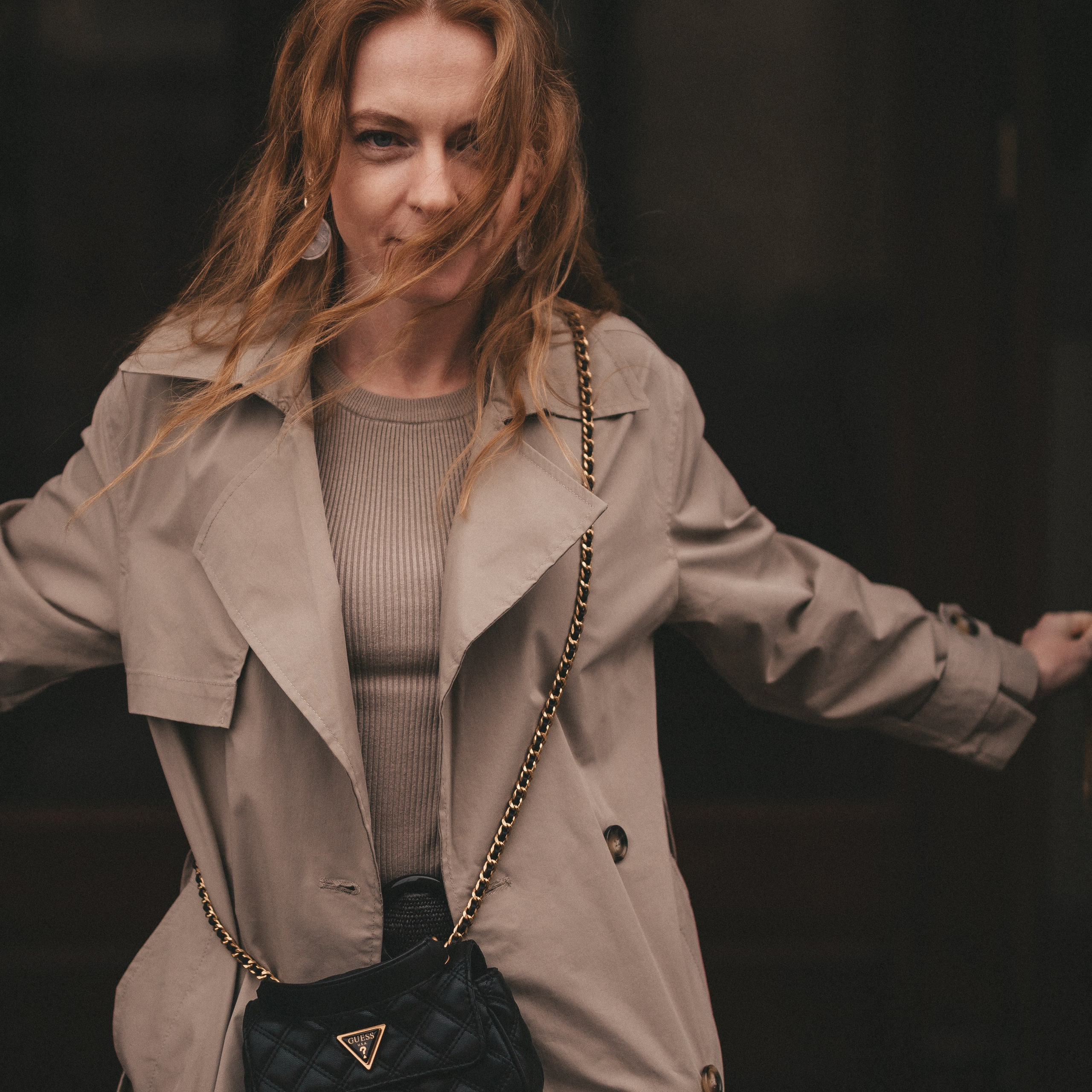 студийный портрет девушки с большими светлыми глазами