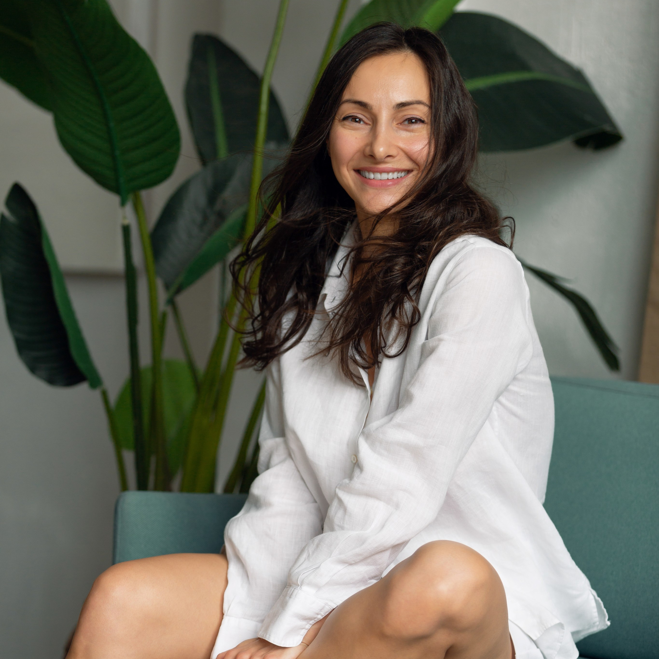 Портрет девушки в расслабленном образе в студии — пример подготовки к индивидуальной фотосессии