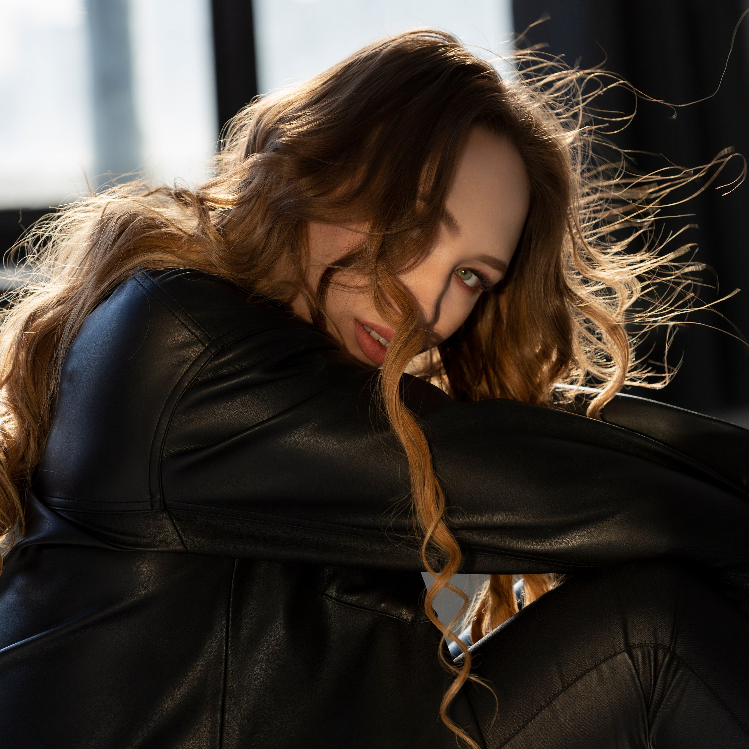 Как преодолеть страх перед съёмкой — эмоциональный портрет в студии, естественное выражение и мягкий свет.