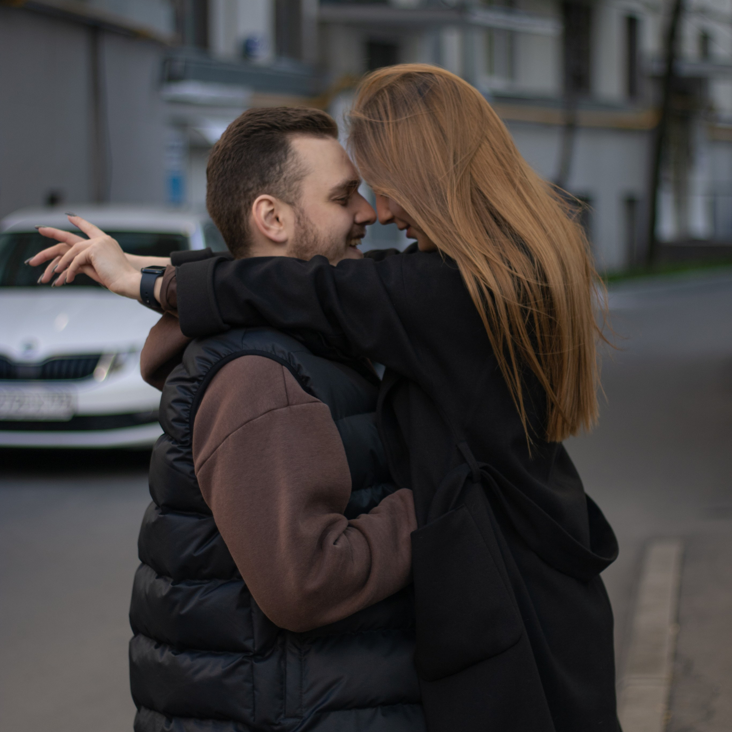 влюбленная пара обнимается в Москве