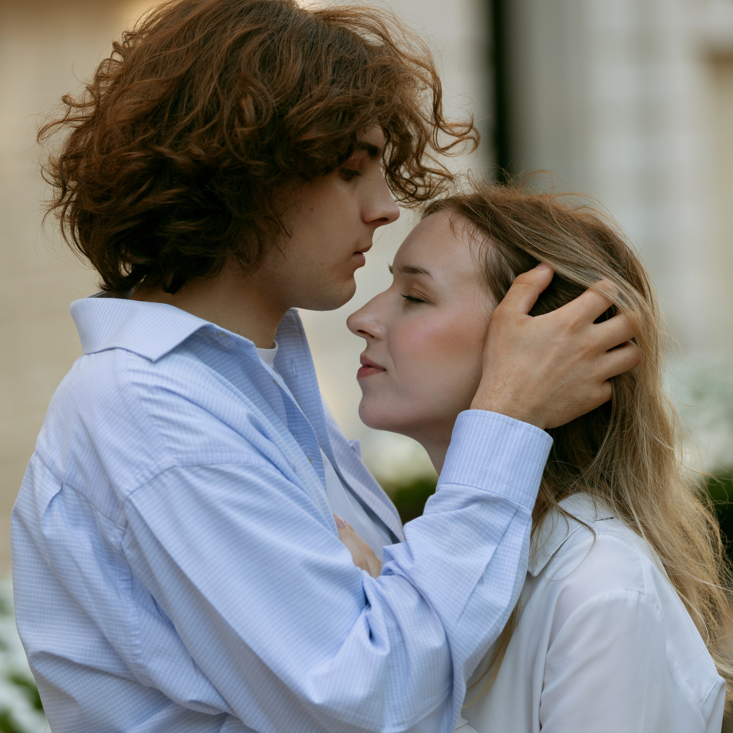 Идея для живой фотосессии на улице — пара обнимается и смеется в парке. Стильные образы и настоящие эмоции. Love Story, Москва.