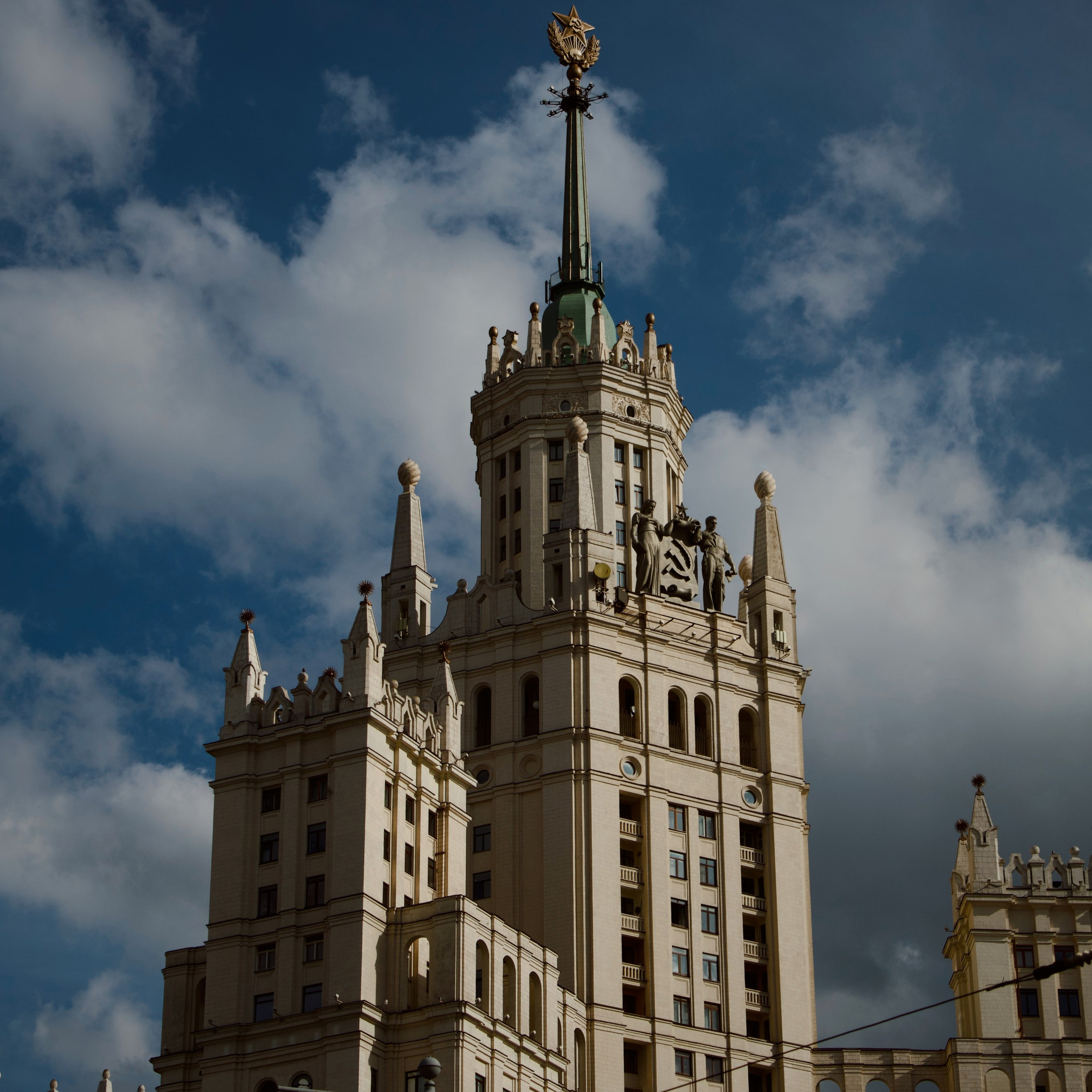 Элиз — фотограф в Москве. Снимаю людей, архитектуру, город, животных и создаю визуальный контент для брендов