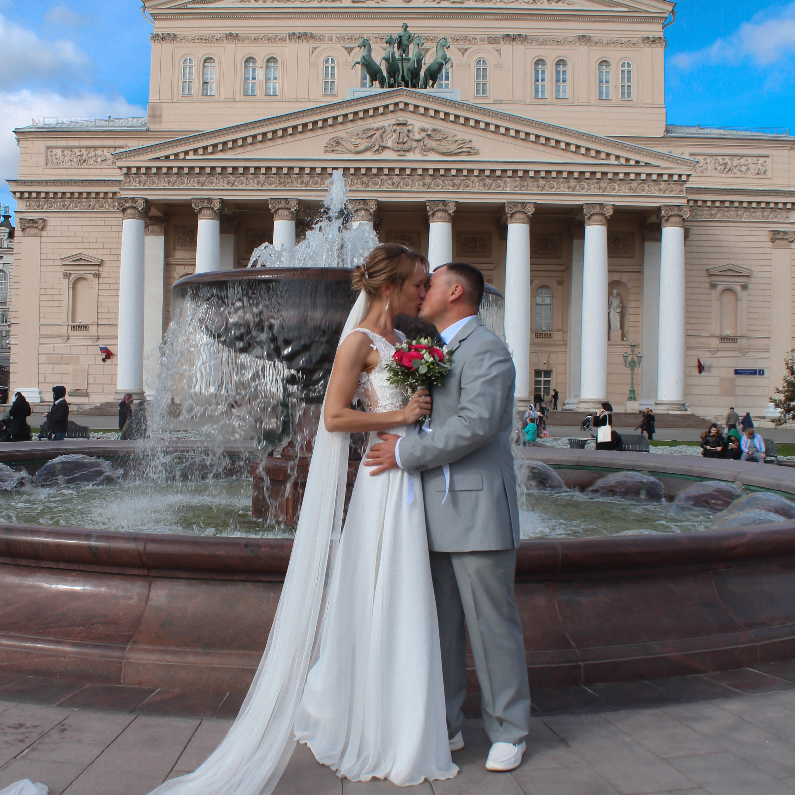 Свадебный фотограф Москве, свадебная фотосессия на Красной площади, свадебное фото около Большого театра, Большой театр