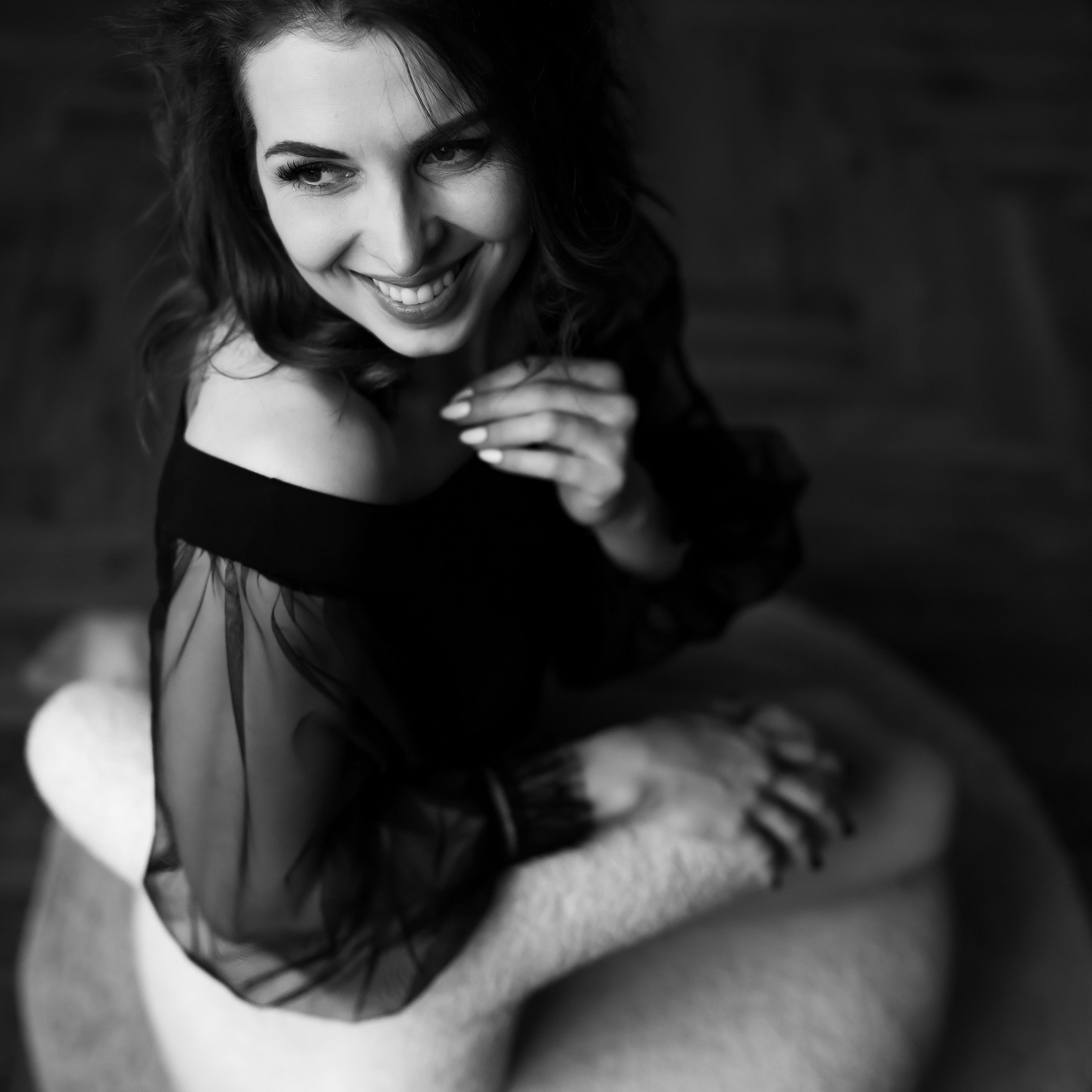 Черно-белый портрет красивой девушки, будуарная съёмка в Петербурге