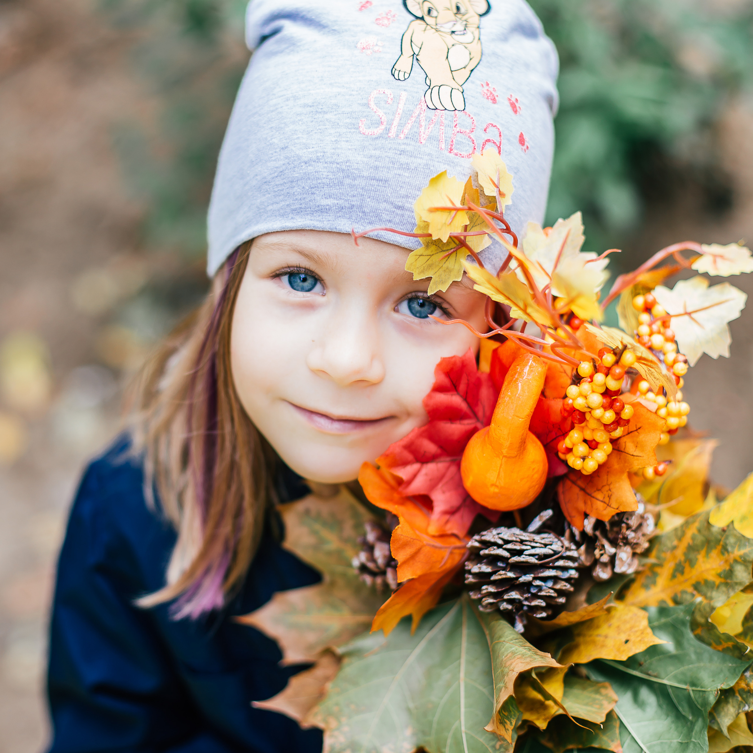 Красивая девочка с осенним букетом