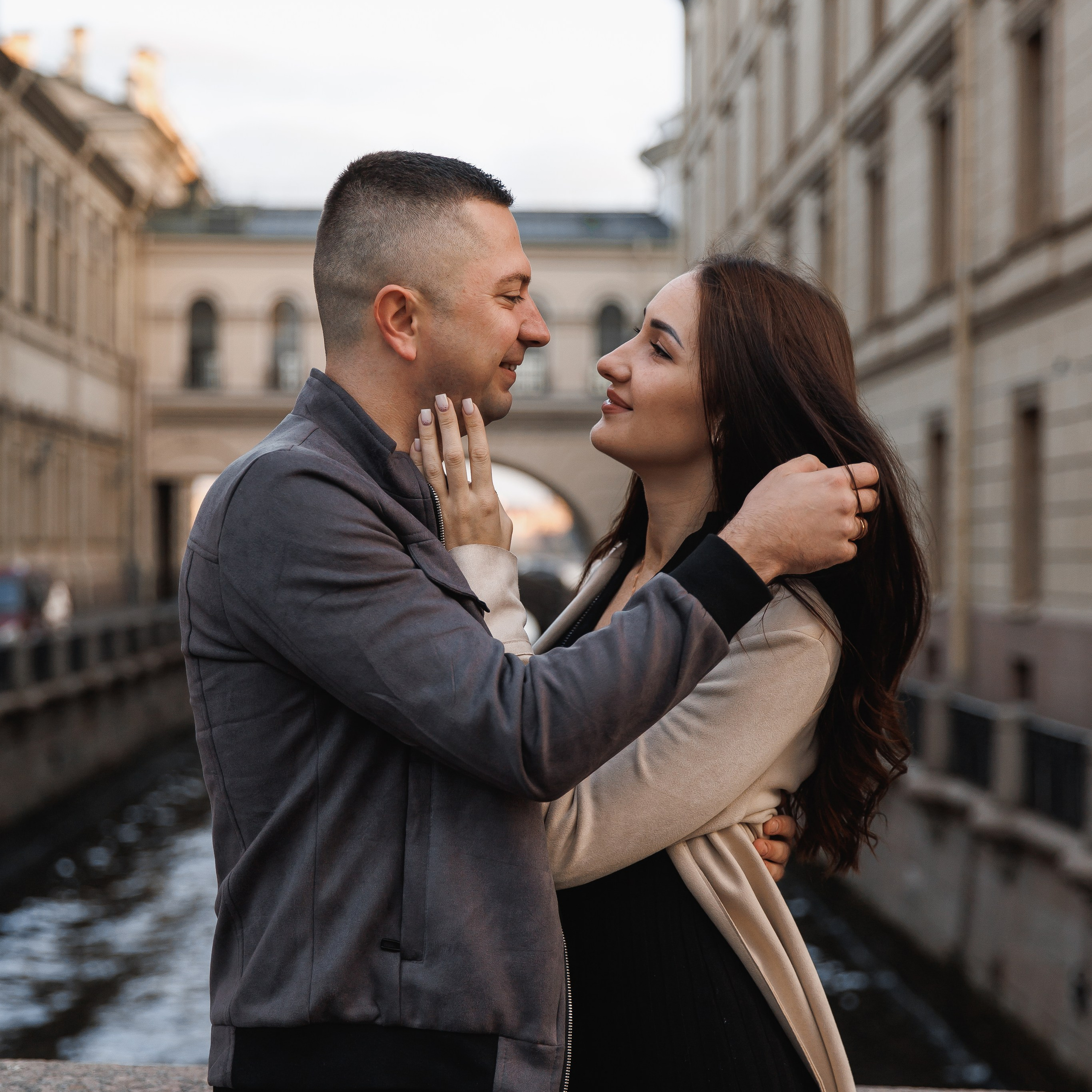 Влюбленная пара в Санкт-Петербурге