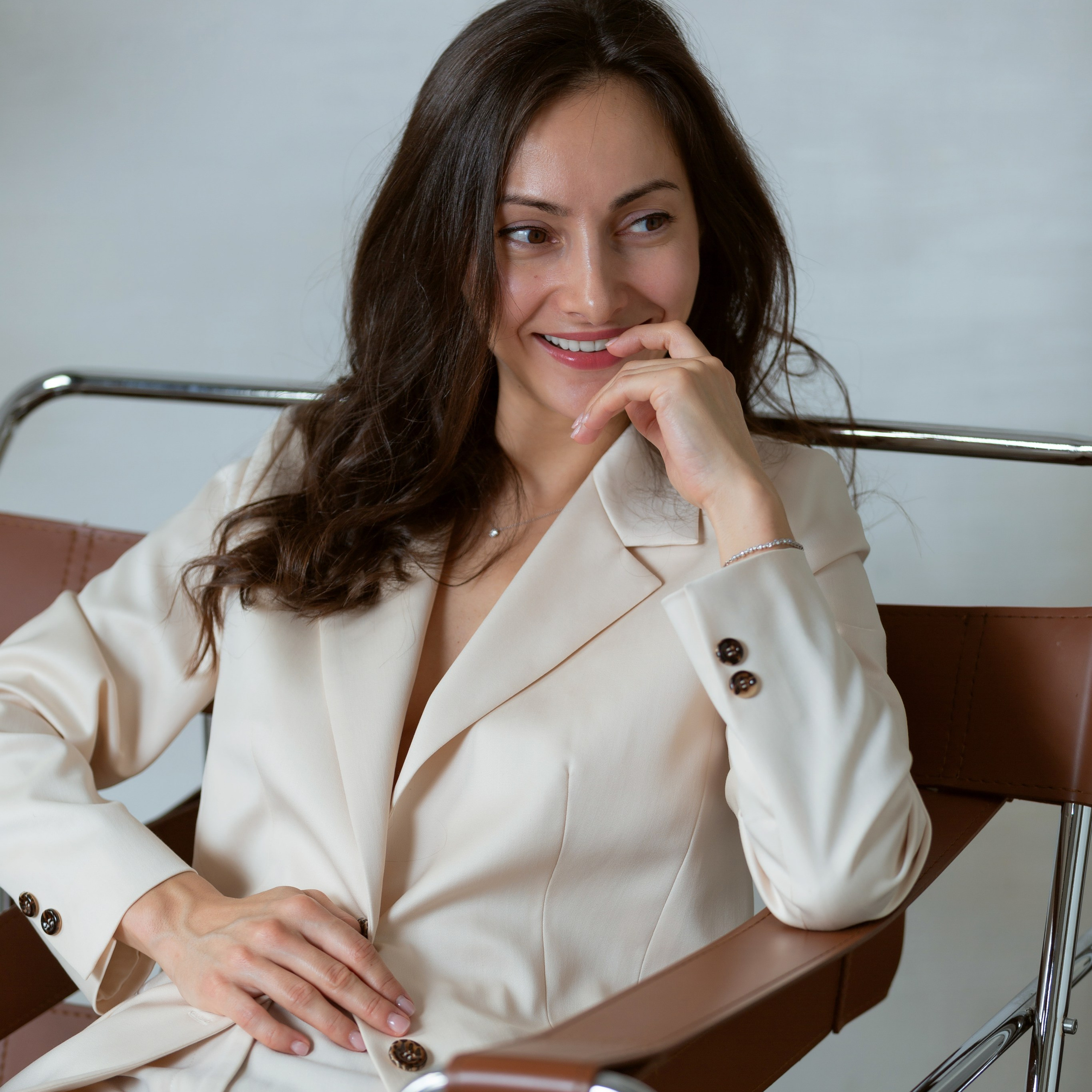 Девушка сидит на диване в уютной атмосфере. Идея для подарочной фотосессии.