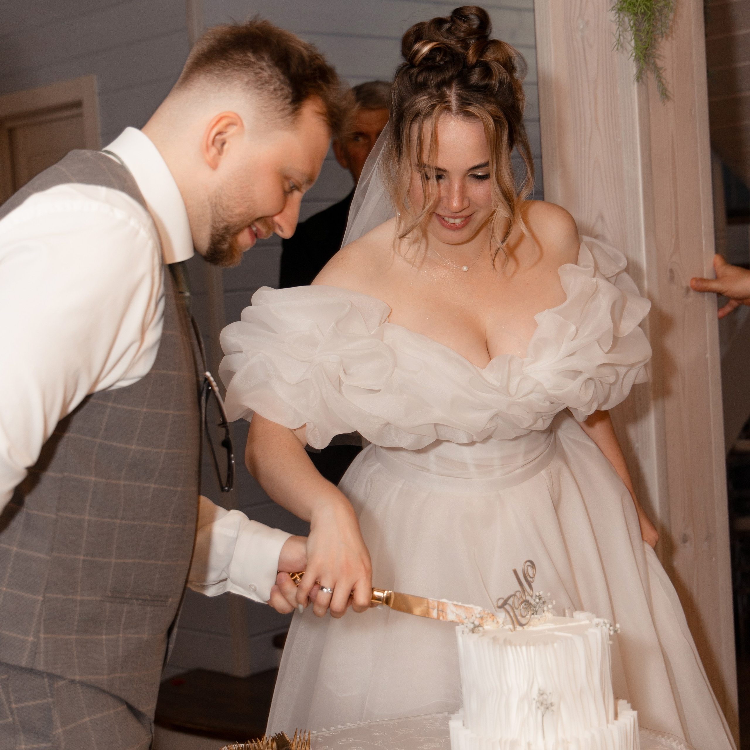 девушка в красном берете и тельняшке на фотопрогулке