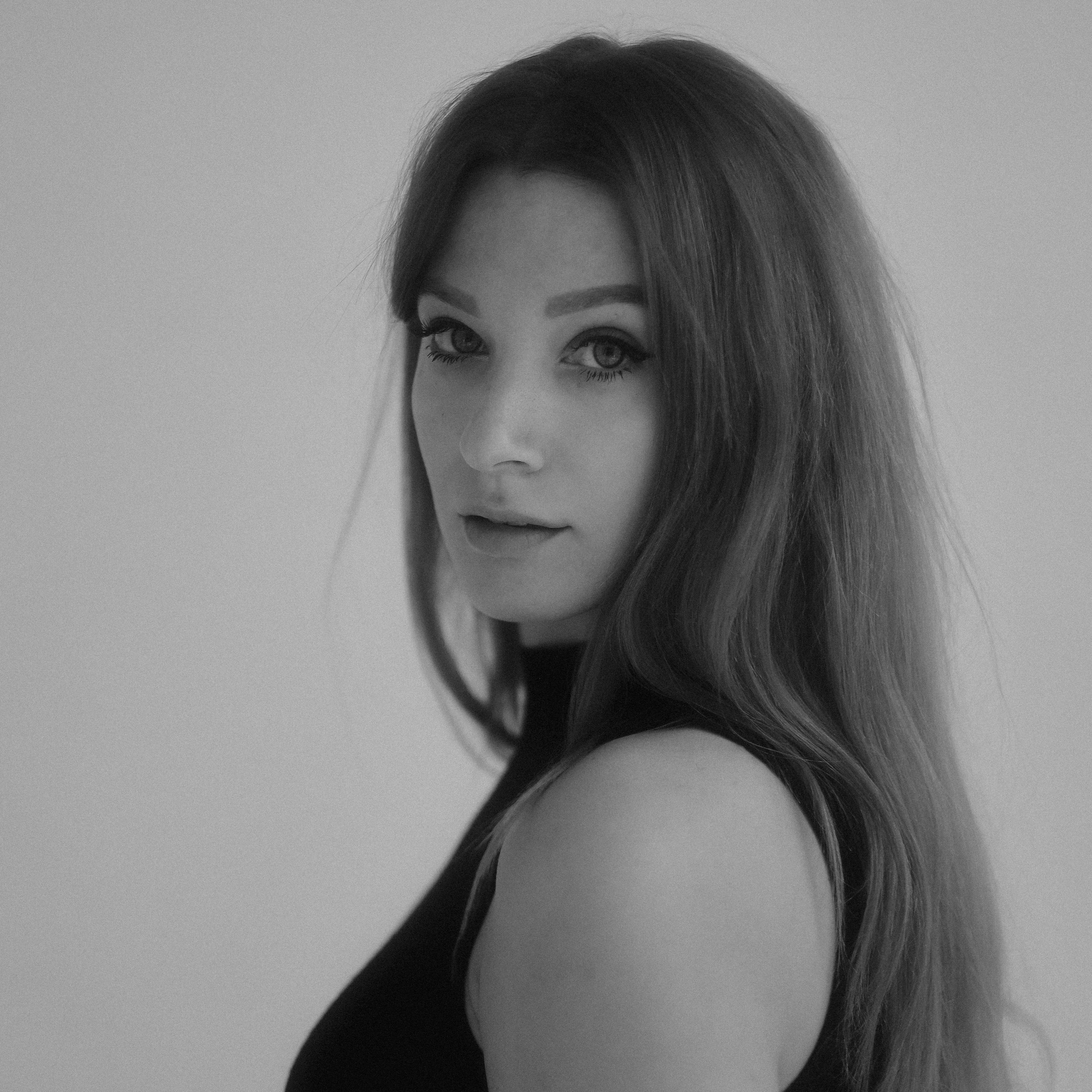 Контакты. Лина Ивахник, графический и бренд — дизайнер