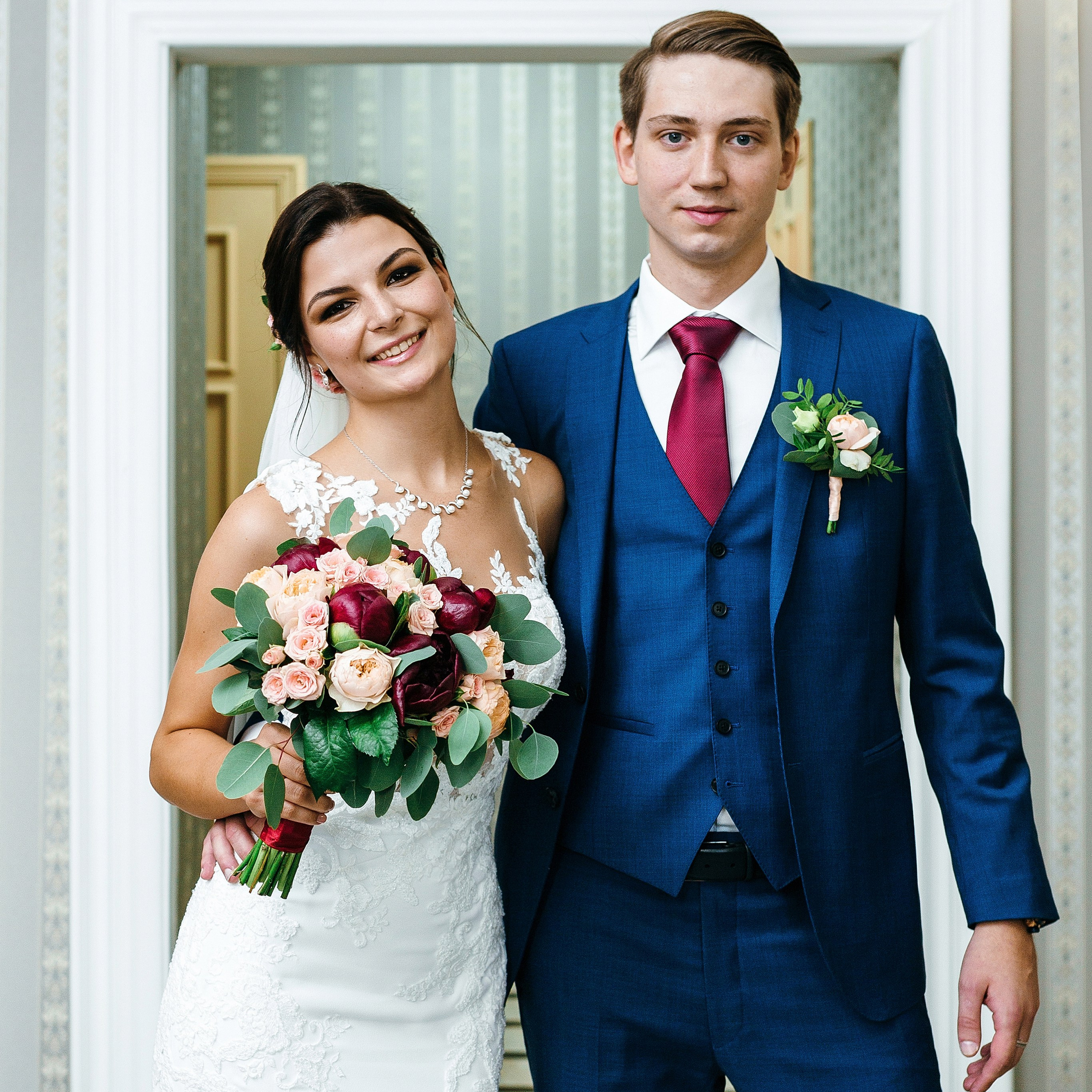 Свадебный фотограф делает снимки молодожёнов в Москве – фотосъёмка в здании Таганского ЗАГСа