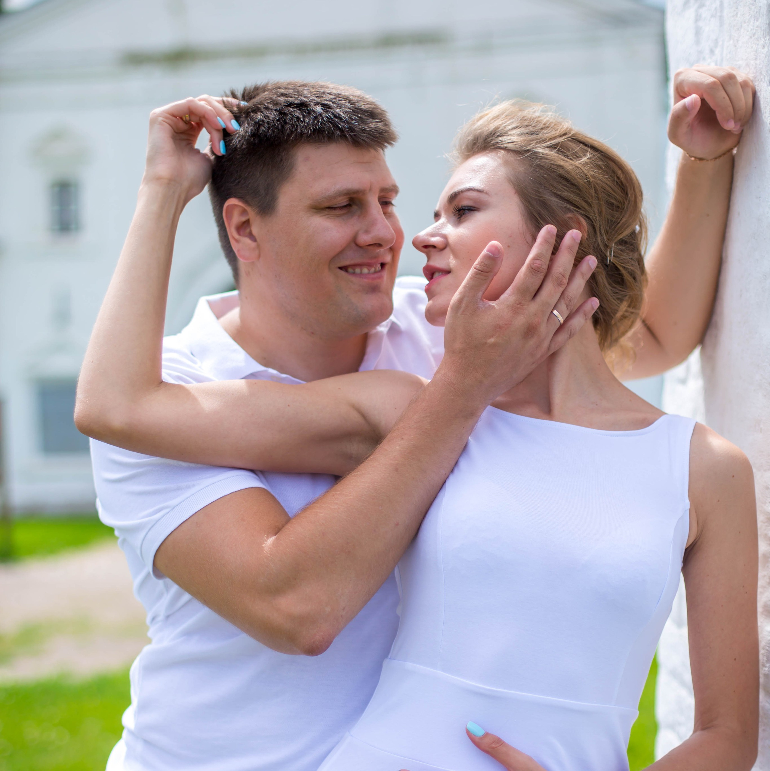 Воркующие молодожёны на фотосессии в парке Коломенское