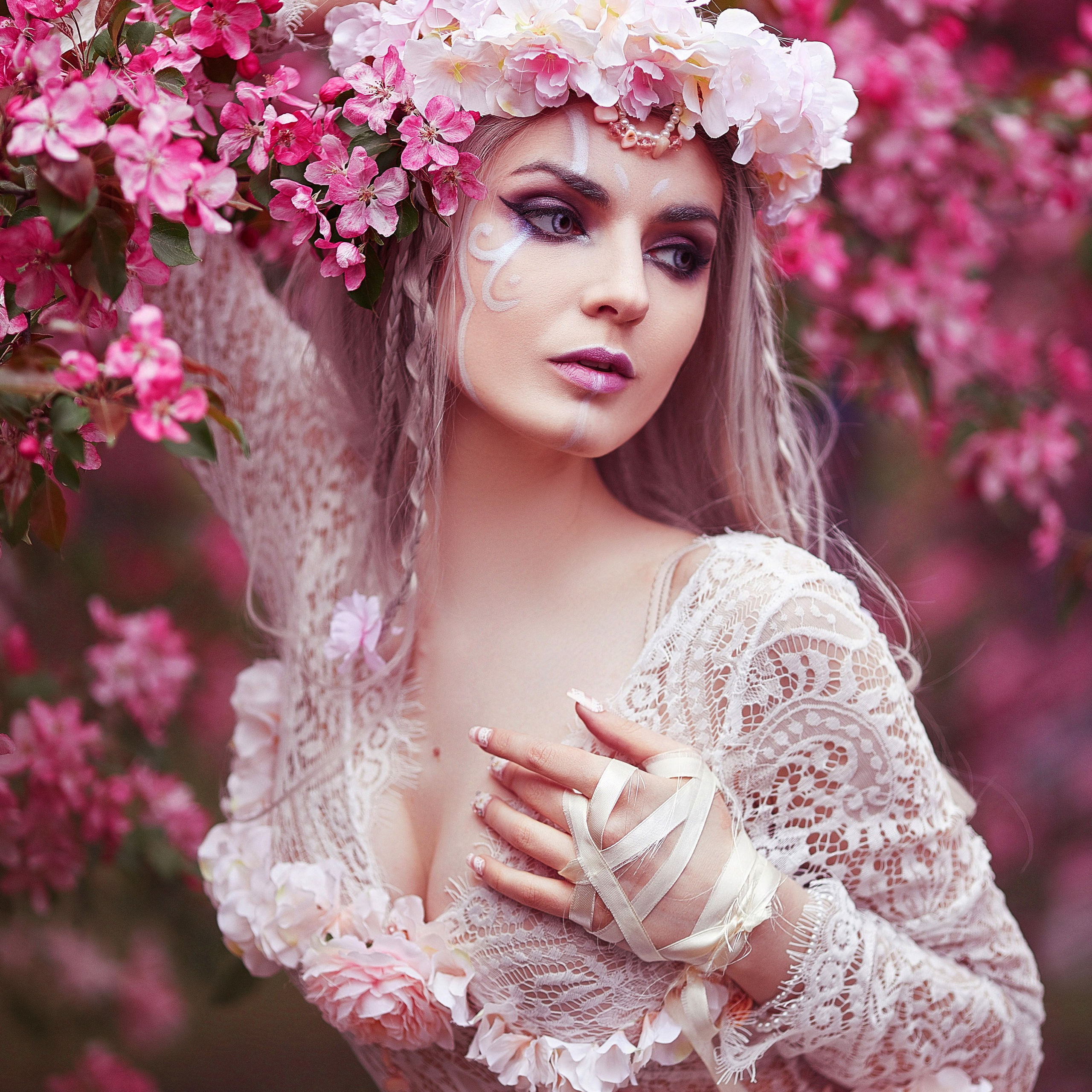 Фотосъёмка по ранее купленному сертификату у профессионального фотографа – фото девушки в цветении