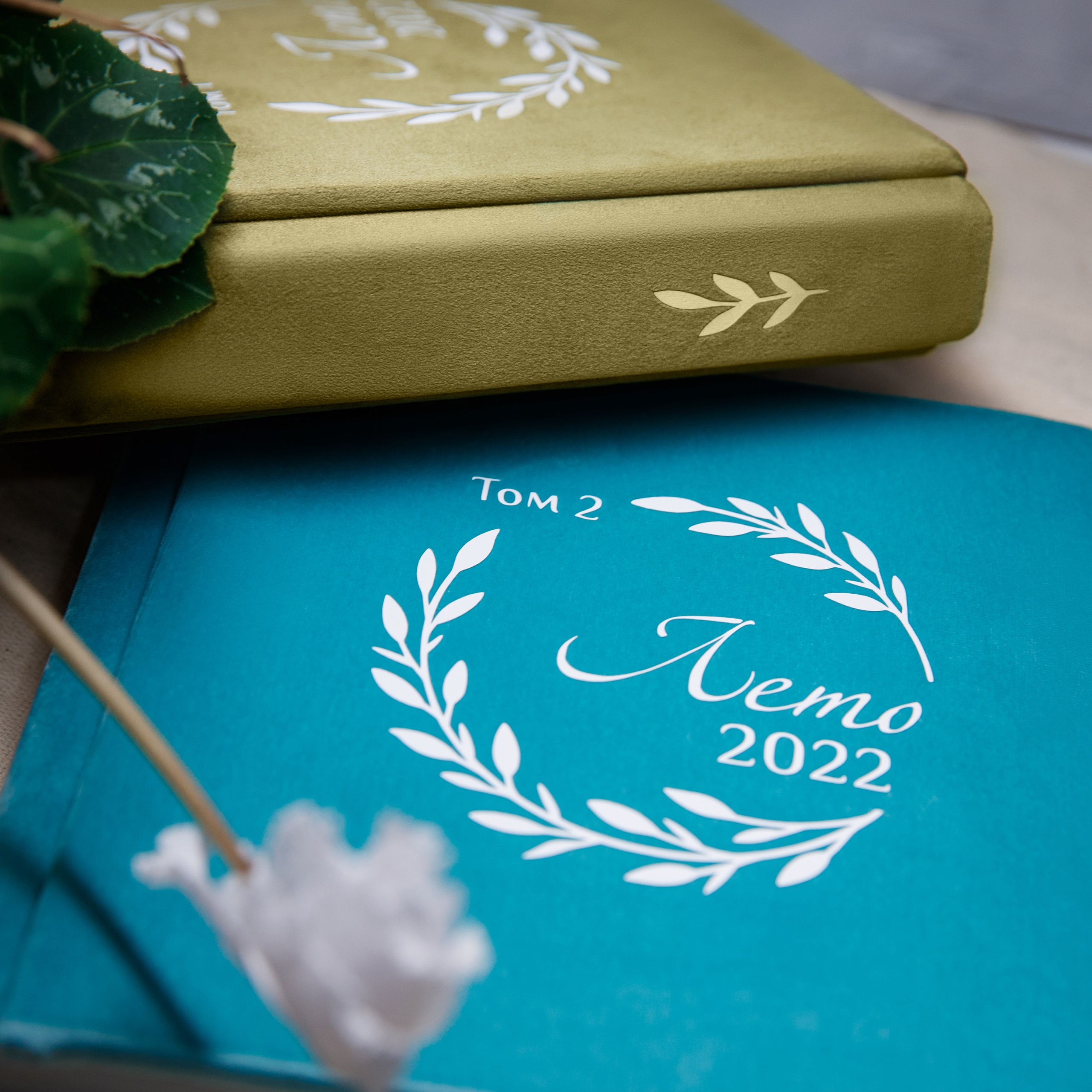 Пример индивидуального дизайна обложки с персональным тиснением и уникальной надписью.