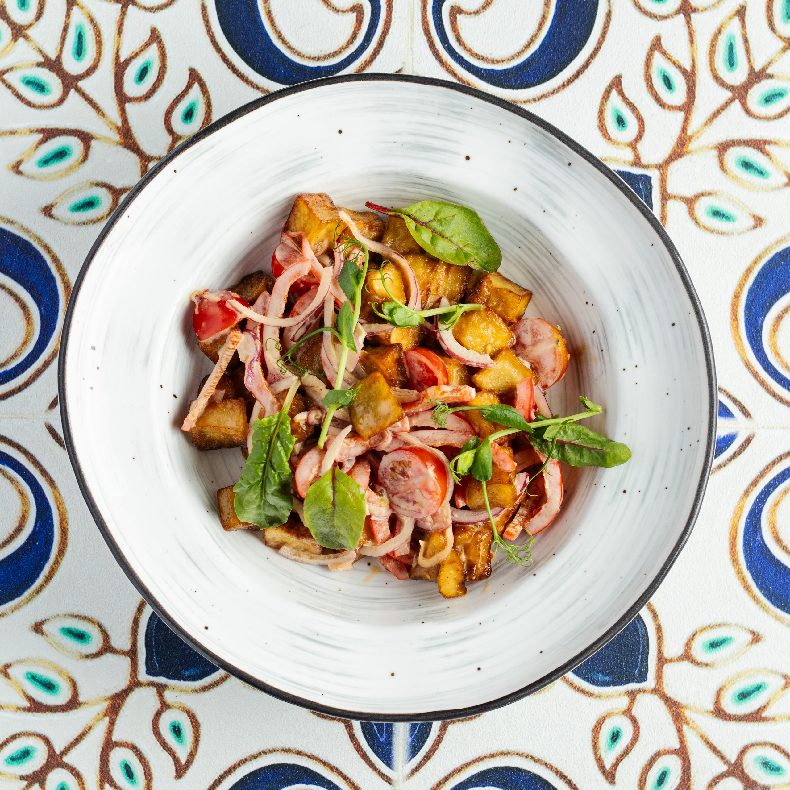 Фото салата панцанелла на столе ресторана