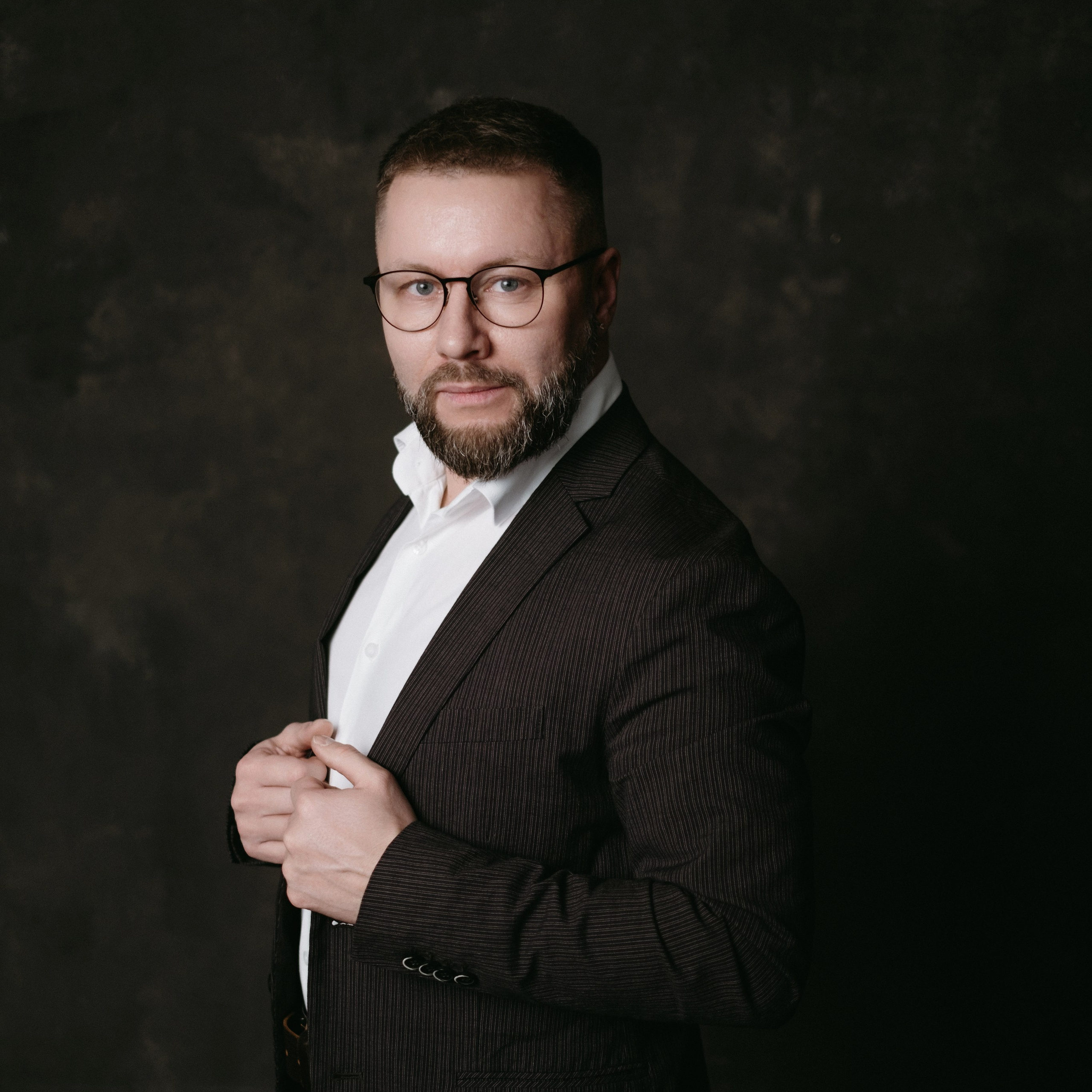 строгий мужской портрет на черном фоне мужчина по пояс в костюме и белой рубашке смотрит в очках Ray ban Фотограф Денис Ожигин Краснодар, пос.&nbsp;Южный (Динской район) с&nbsp;выездом по&nbsp;Краснодару и&nbsp;Краснодарскому краю