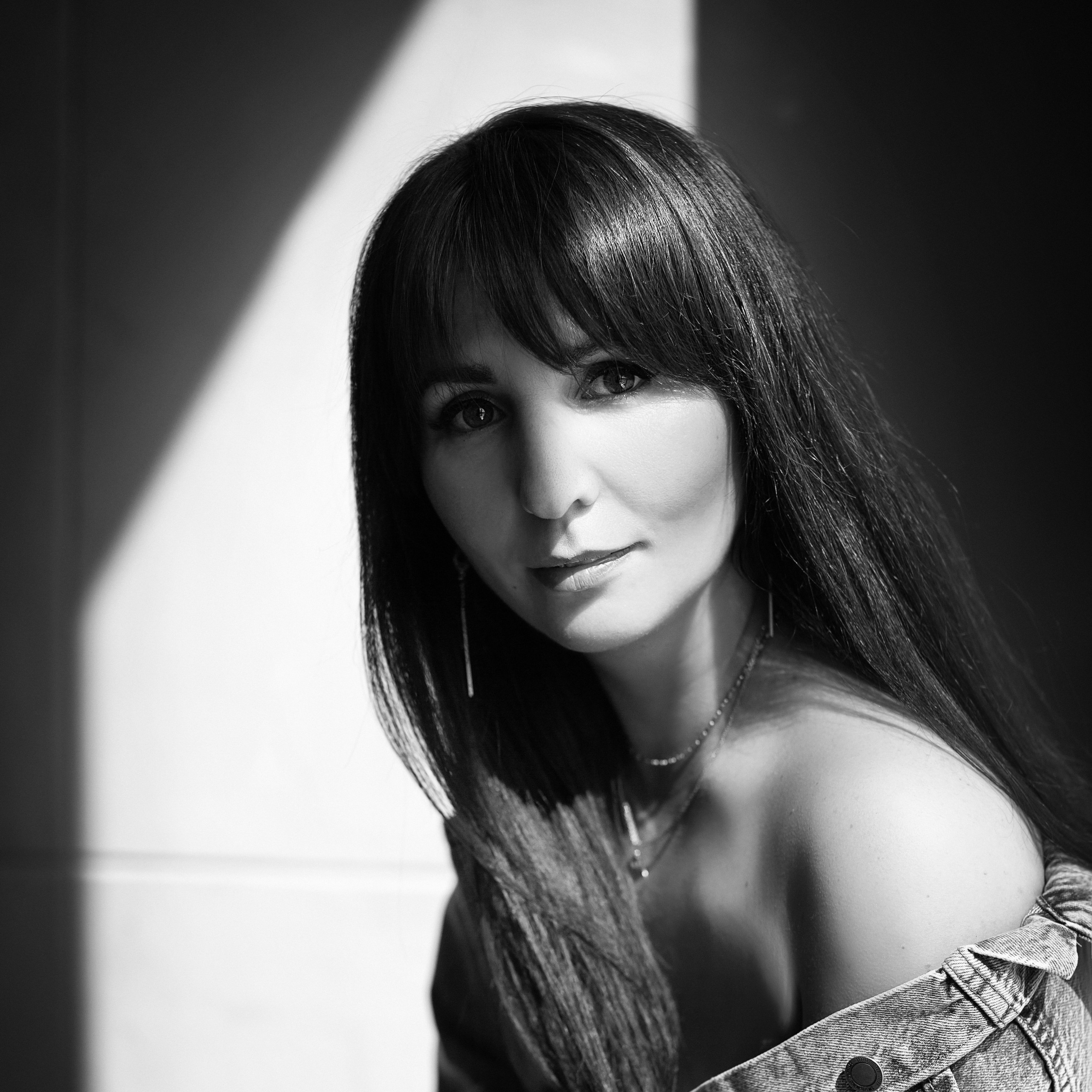 Юлия Шиляева - дизайнер интерьера. L. Deco интерьерный салон. Краски/обои/лепной декор