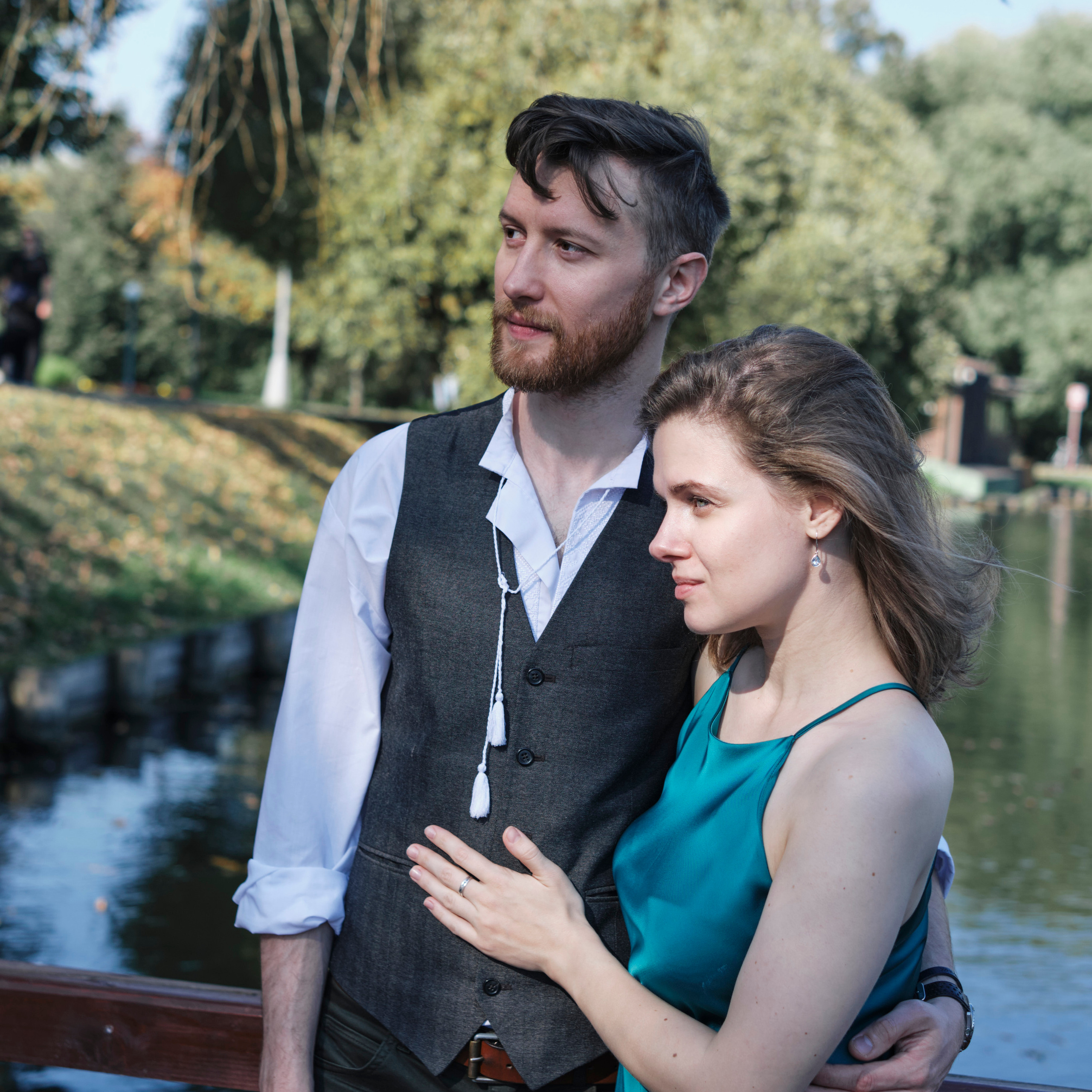 Фотосессия в парке. Пара стоит, обнявшись, и смотрит вдаль. Москва.Стоимость парной фотосессии