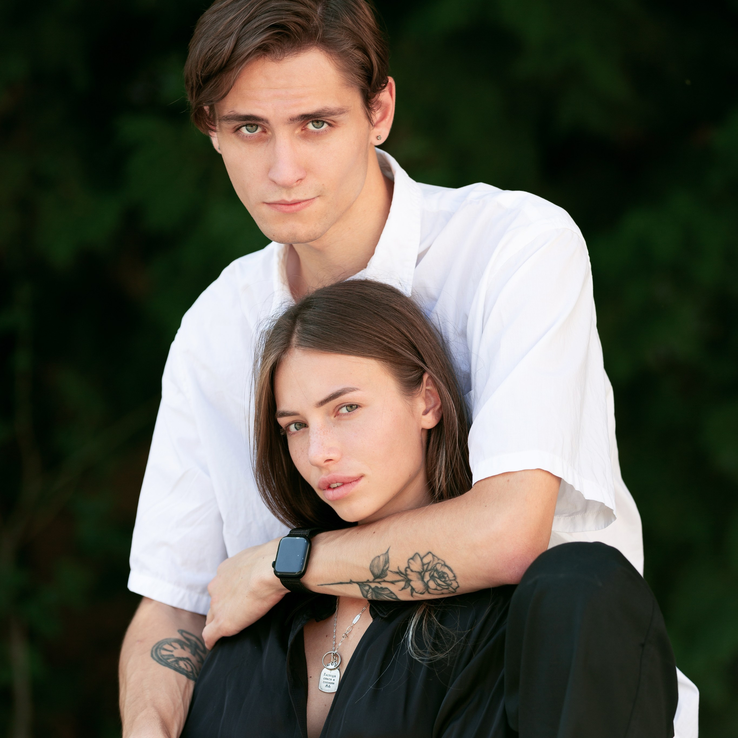 Атмосферная идея для фотосессии в студии: нежные объятия пары в темных нарядах, акцент на эмоциях. Парная фотосессия в Москве.