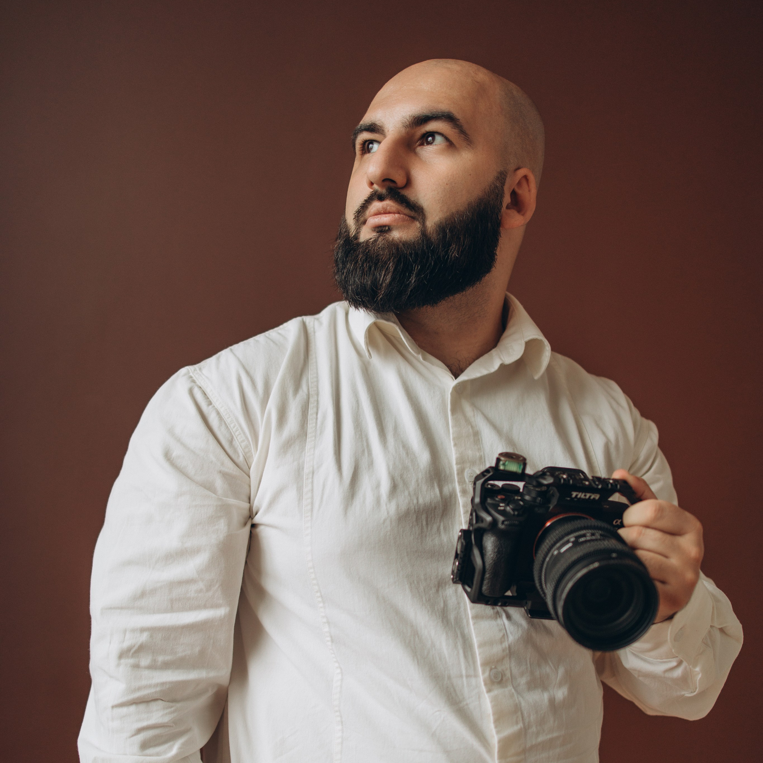 Свадебная фотосессия в Краснодаре — жених и невеста на прогулке. Фотограф на свадьбу в Краснодаре — романтический портрет молодоженов. Свадебная фотосессия на закате в Краснодаре. 