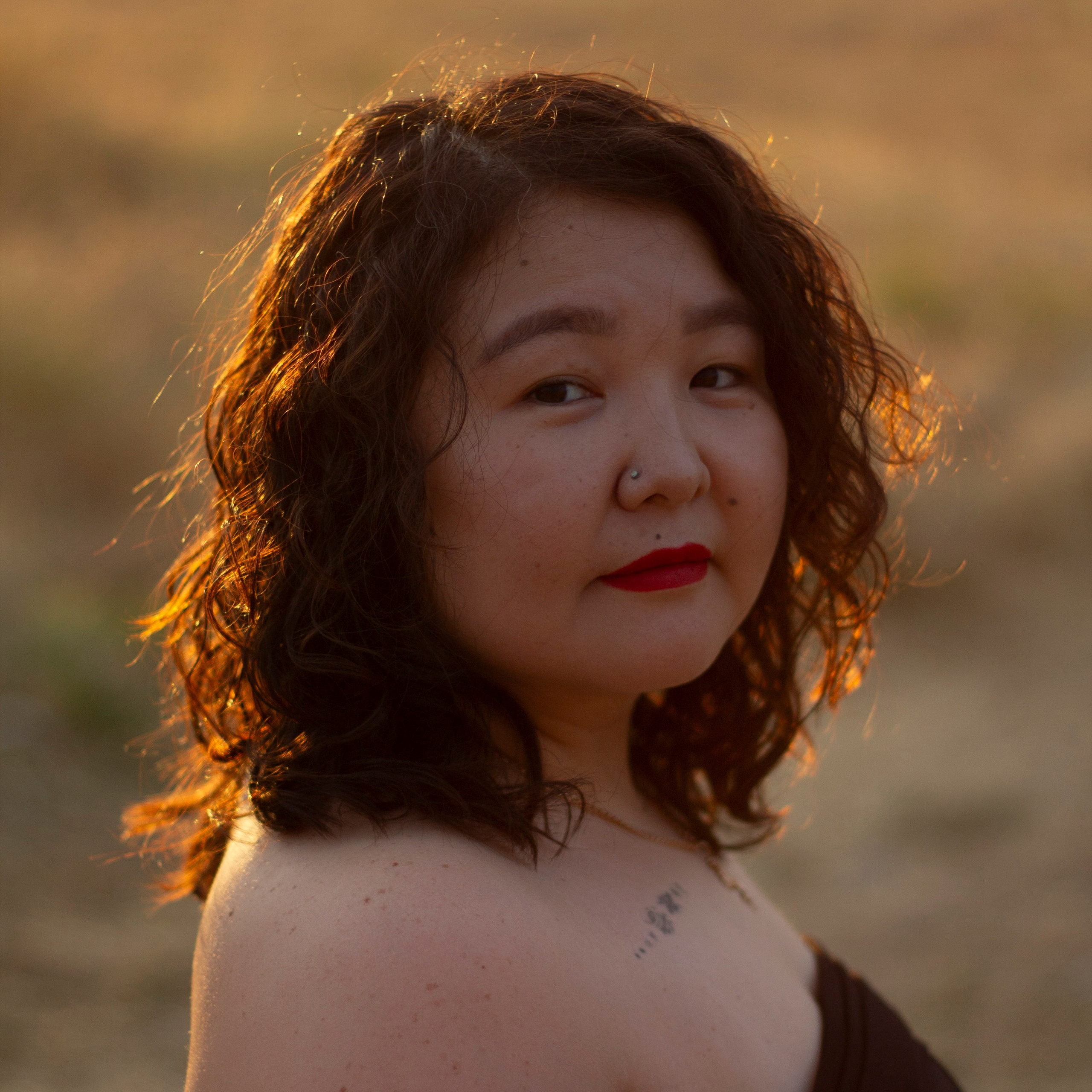 Девушка в саду трогает дерево с цветком фотограф Бишкек Анна Карамурзина