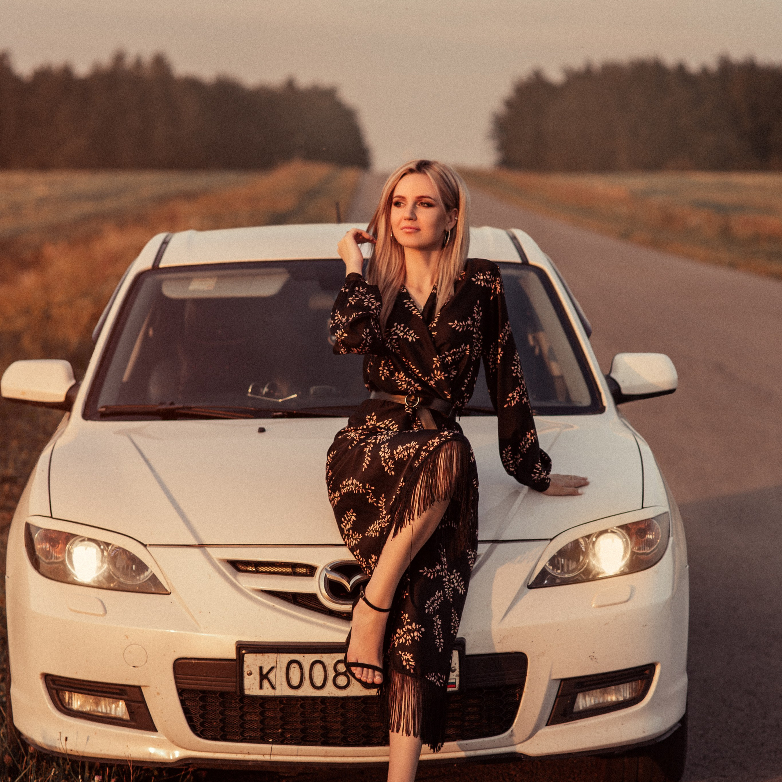 Женский портрет, фотосессия с машиной, закатный свет