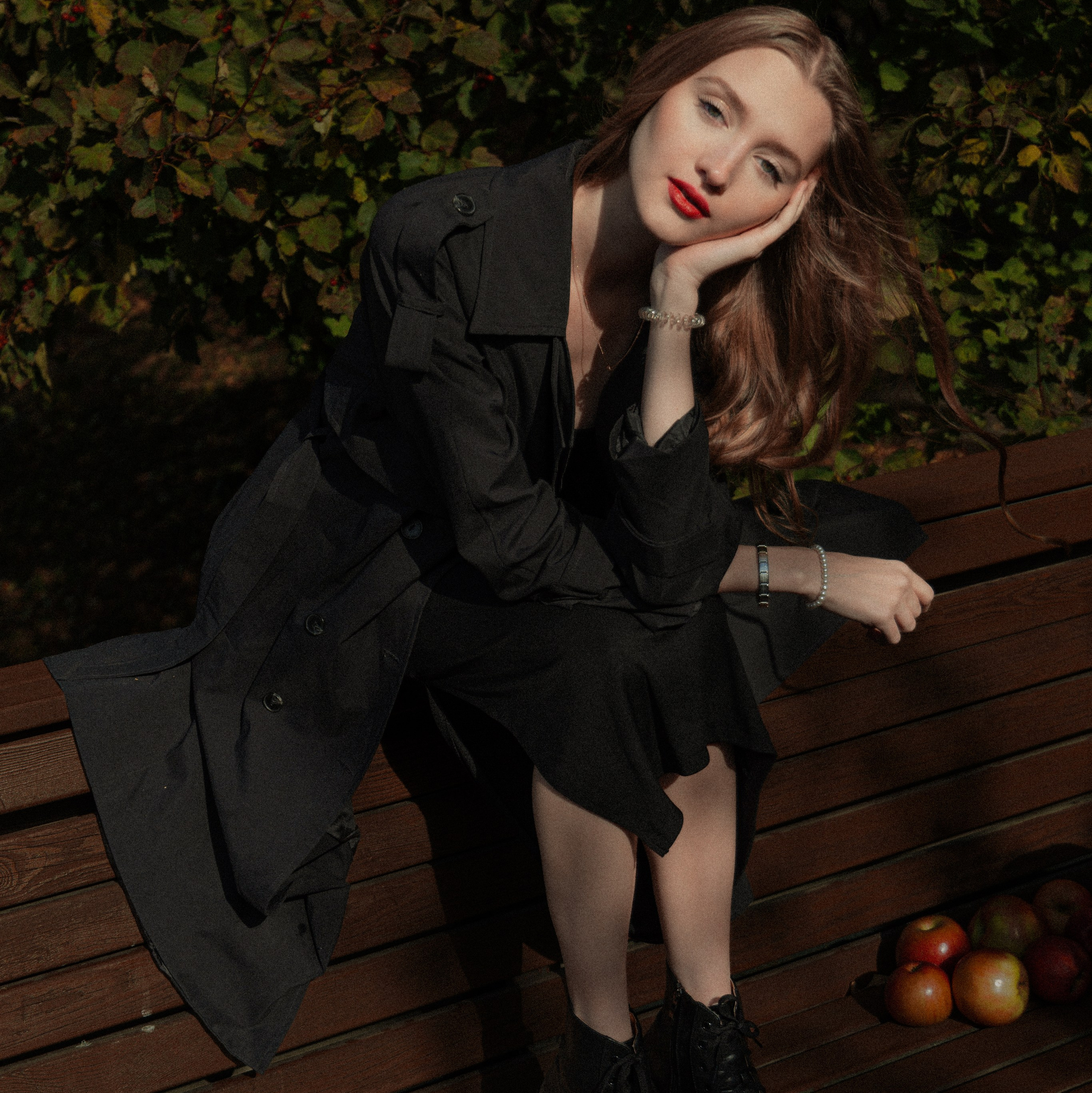 Уличная фотосессия: девушка в кожаной куртке на фоне осеннего леса.