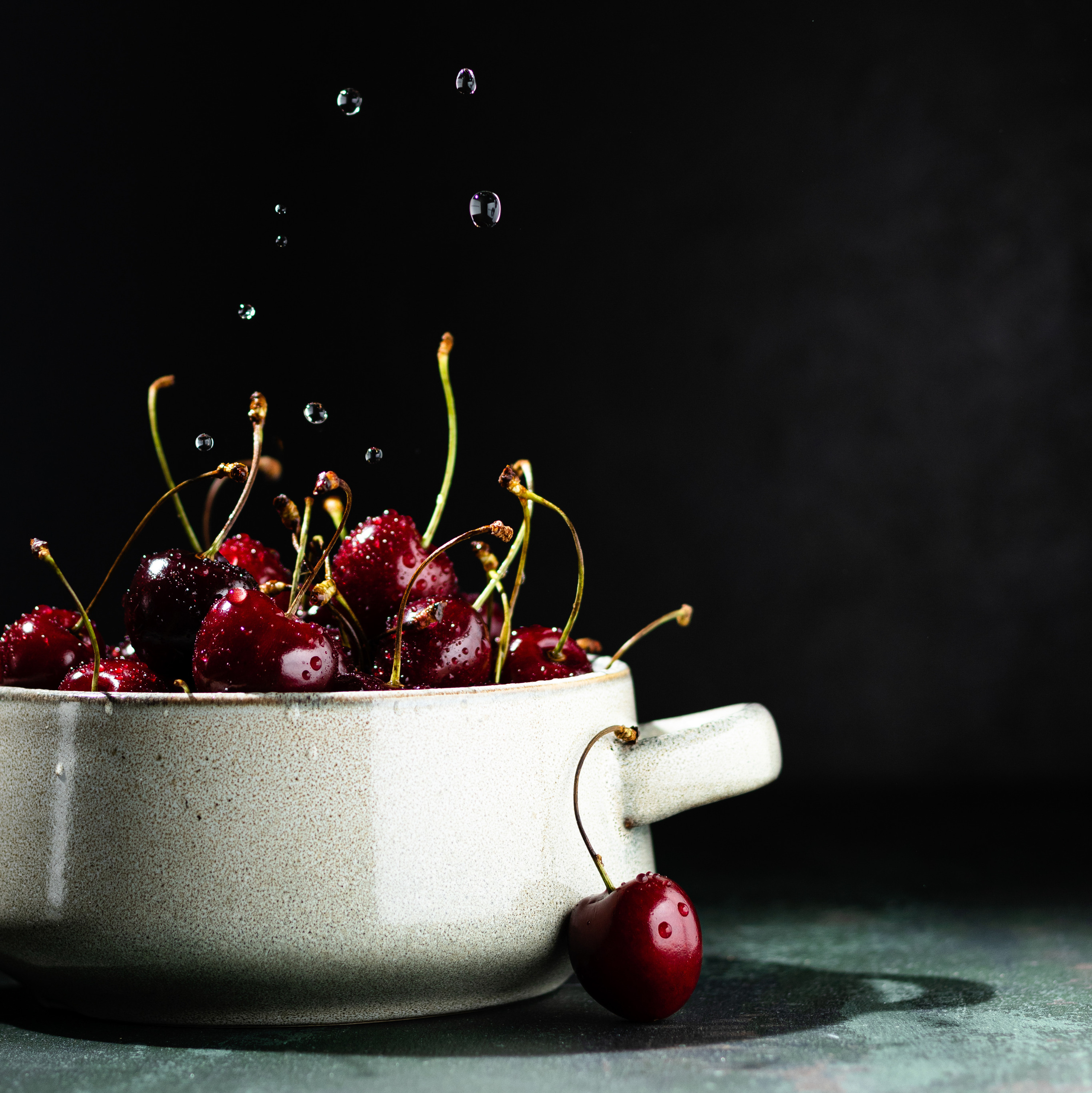 Фото черешни с каплями воды