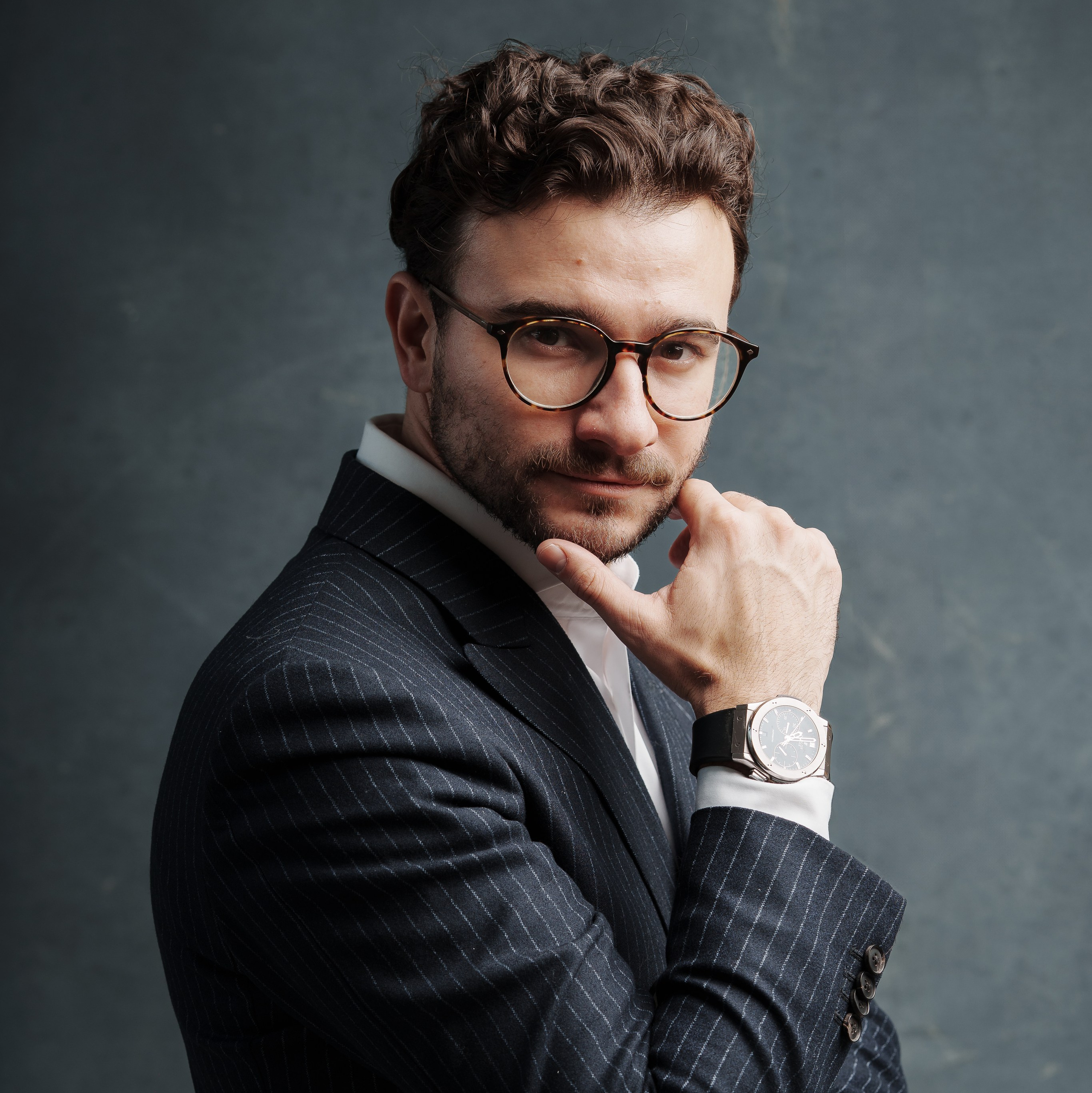 Портрет мужчины в деловом стиле