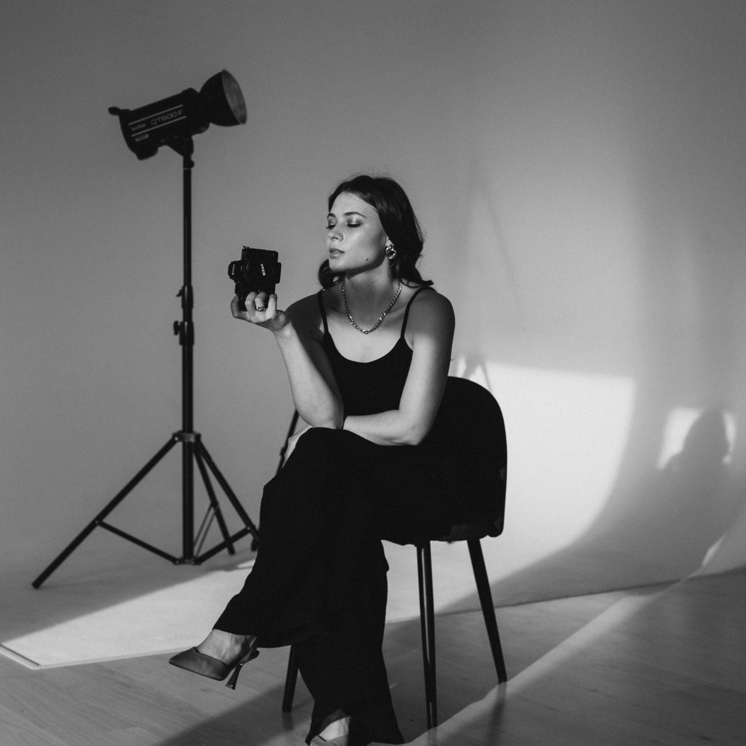 Фотография фотографа-девушки, сидящей на стуле