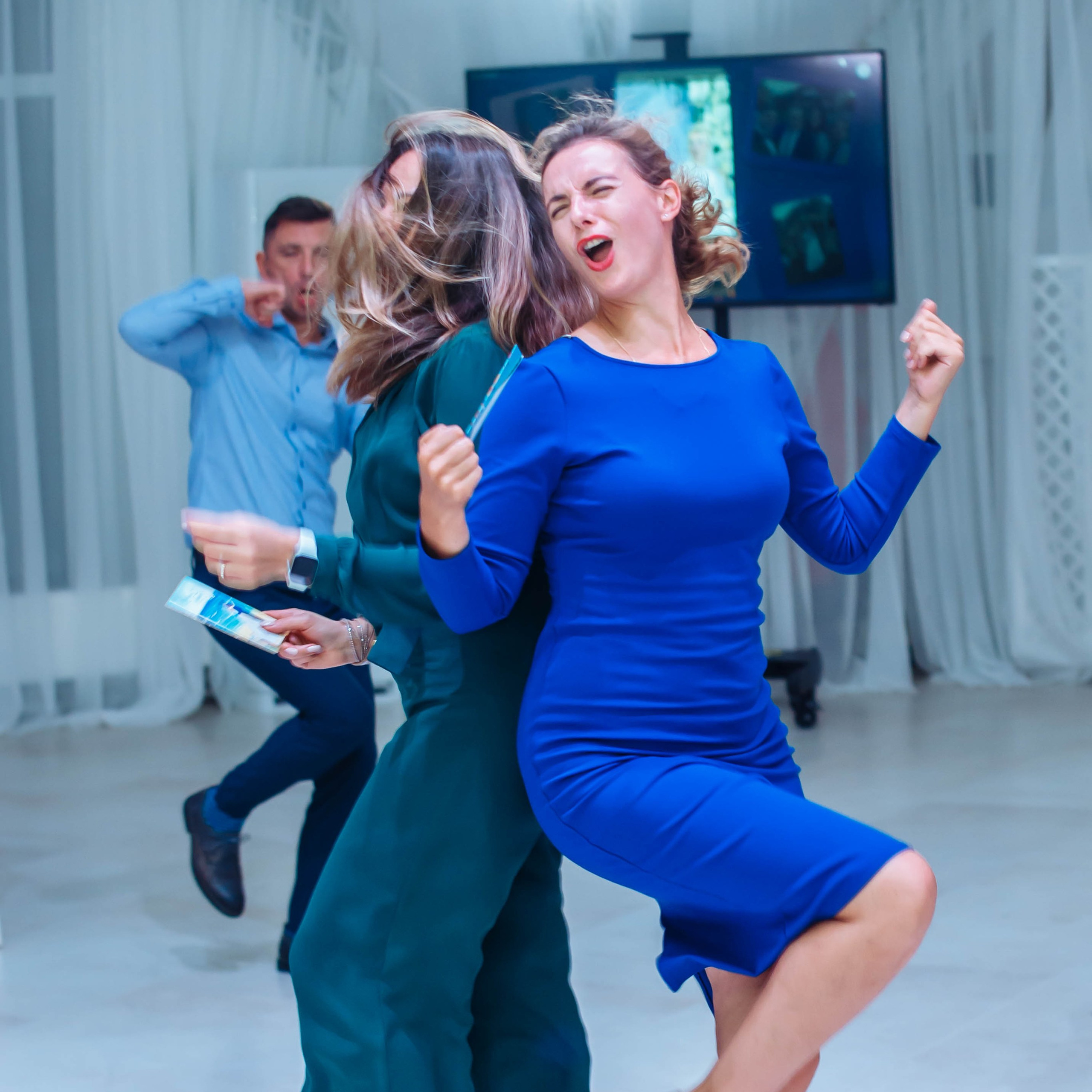 Свидетельница в танце на банкете