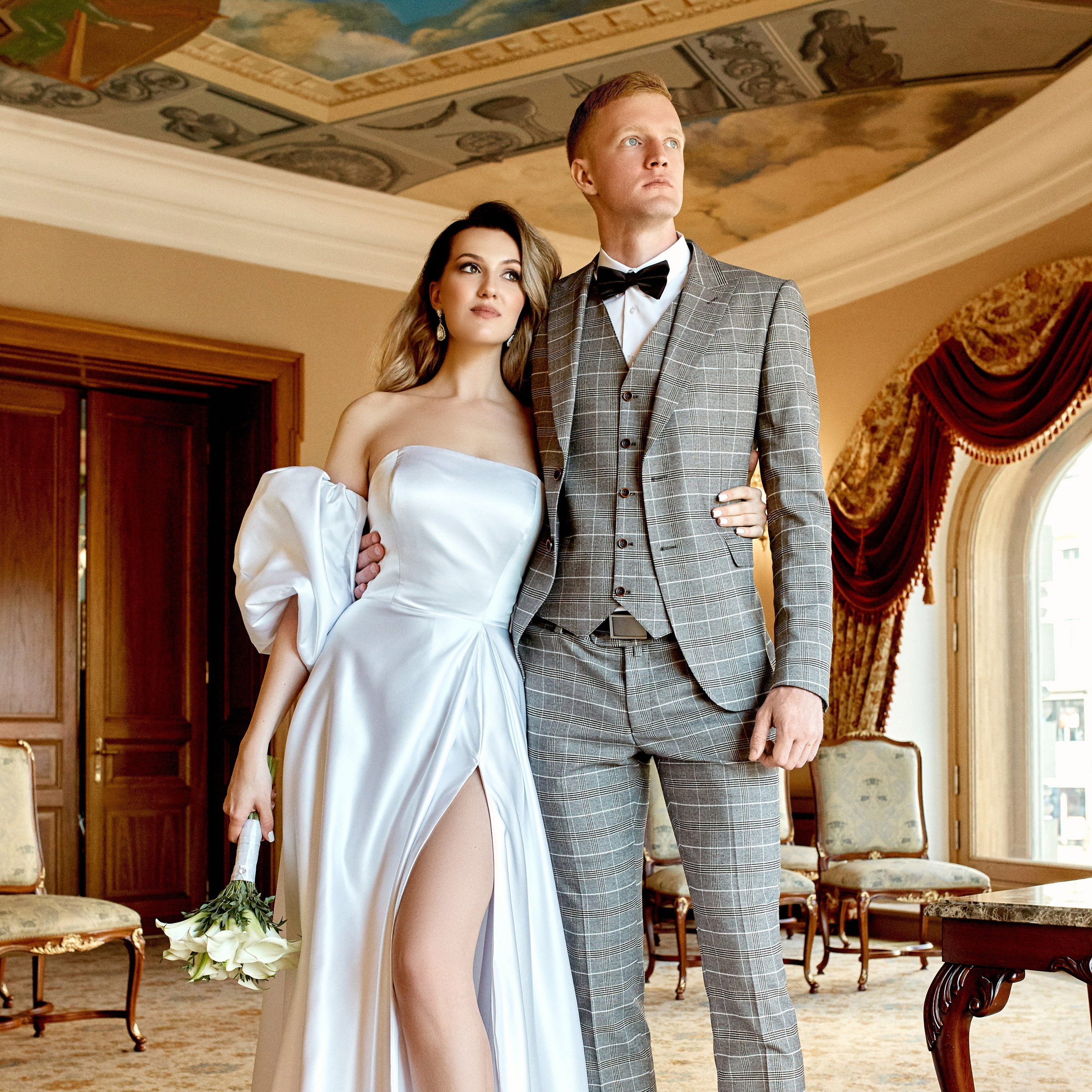 Свадебный фотограф на день в Москве - фотография пары в ЗАГСе