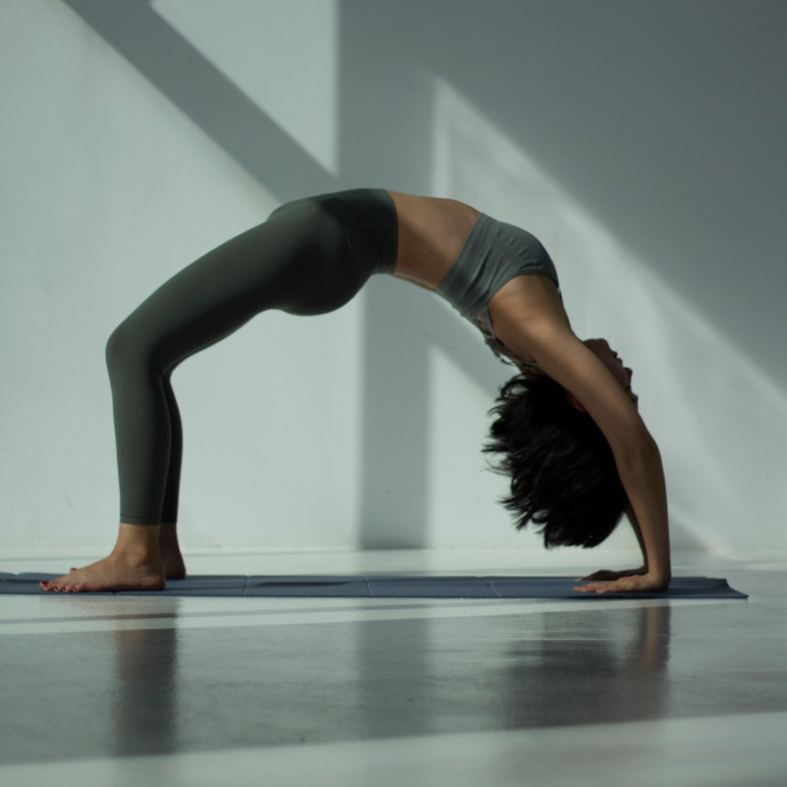 Девушка в образе Твигги трогает лицо руками на фоне неба Анна Карамурзина фотограф Бишкек