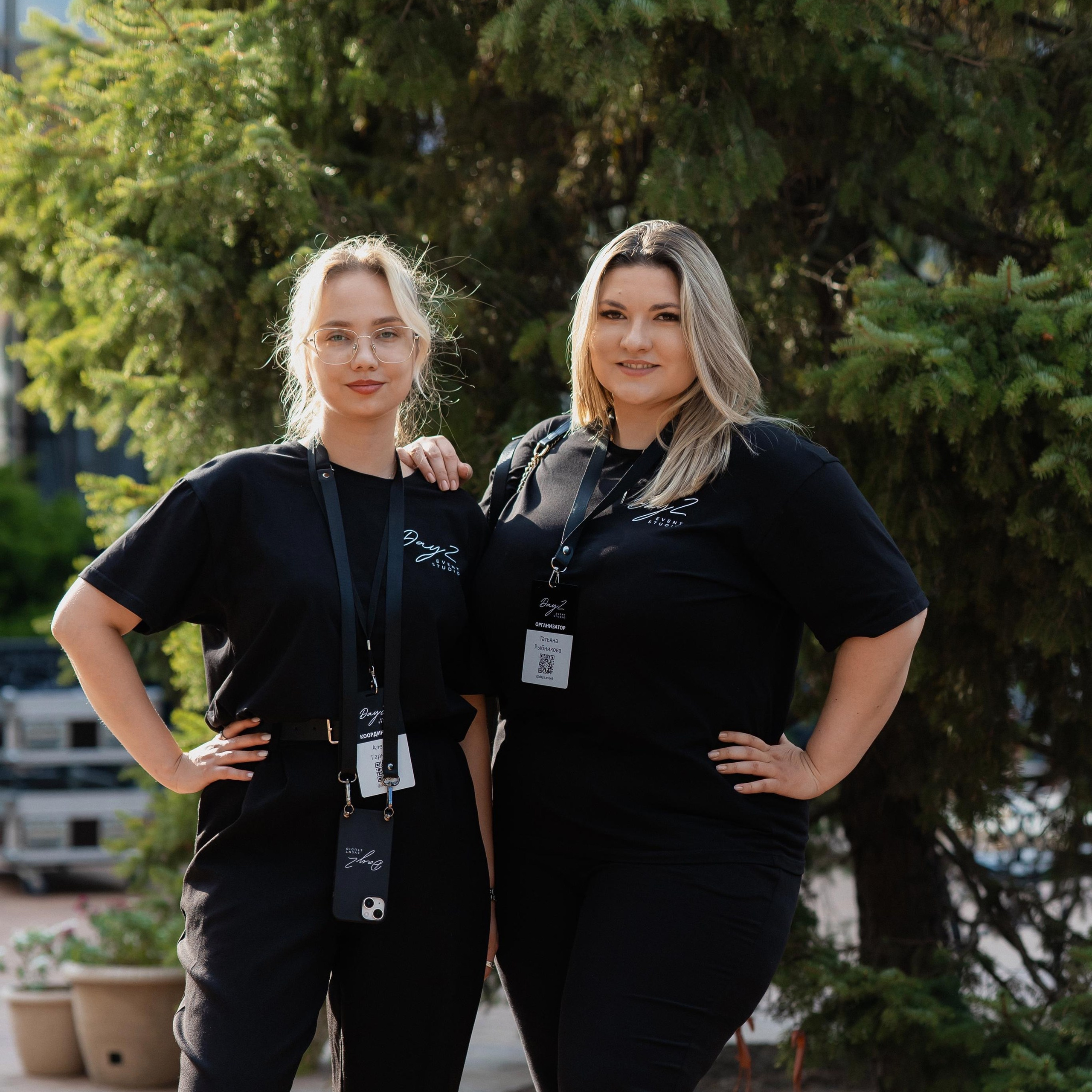 Команда координации на связи с подрядчиками во время свадьбы