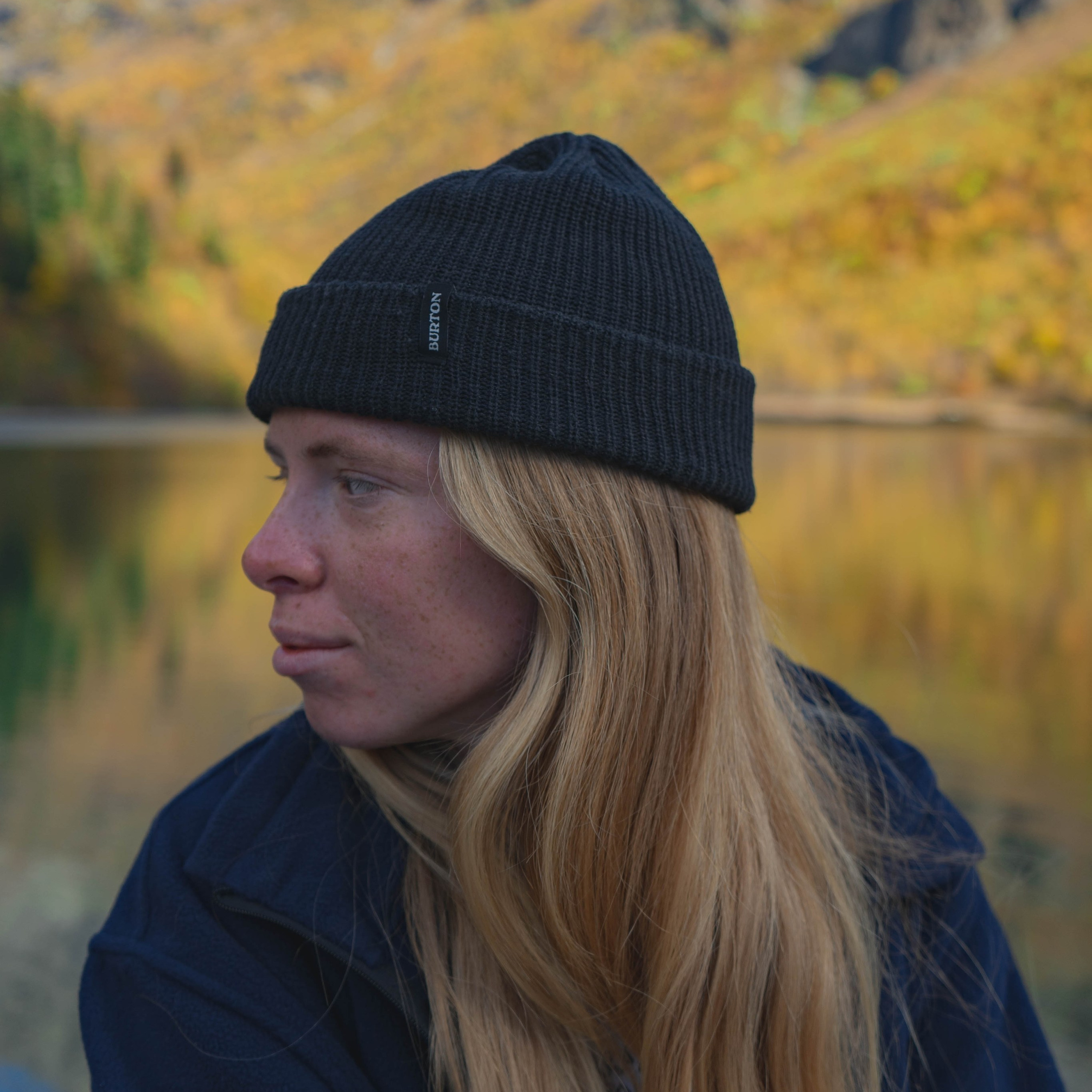 портрет девушки на фоне горного озера