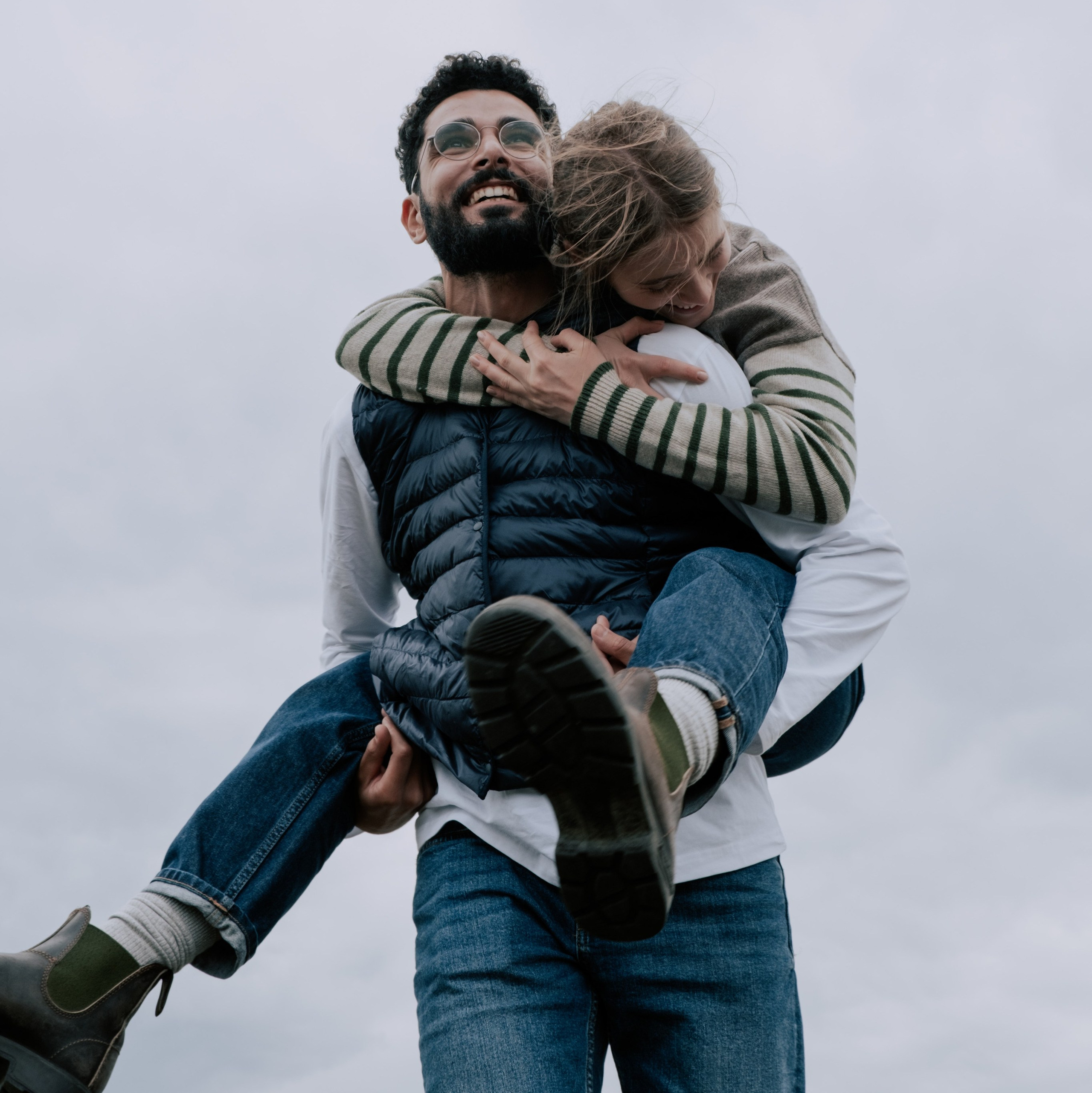 мужчина несет на себе женщину держа за ноги на своей спине, съемка лове стори