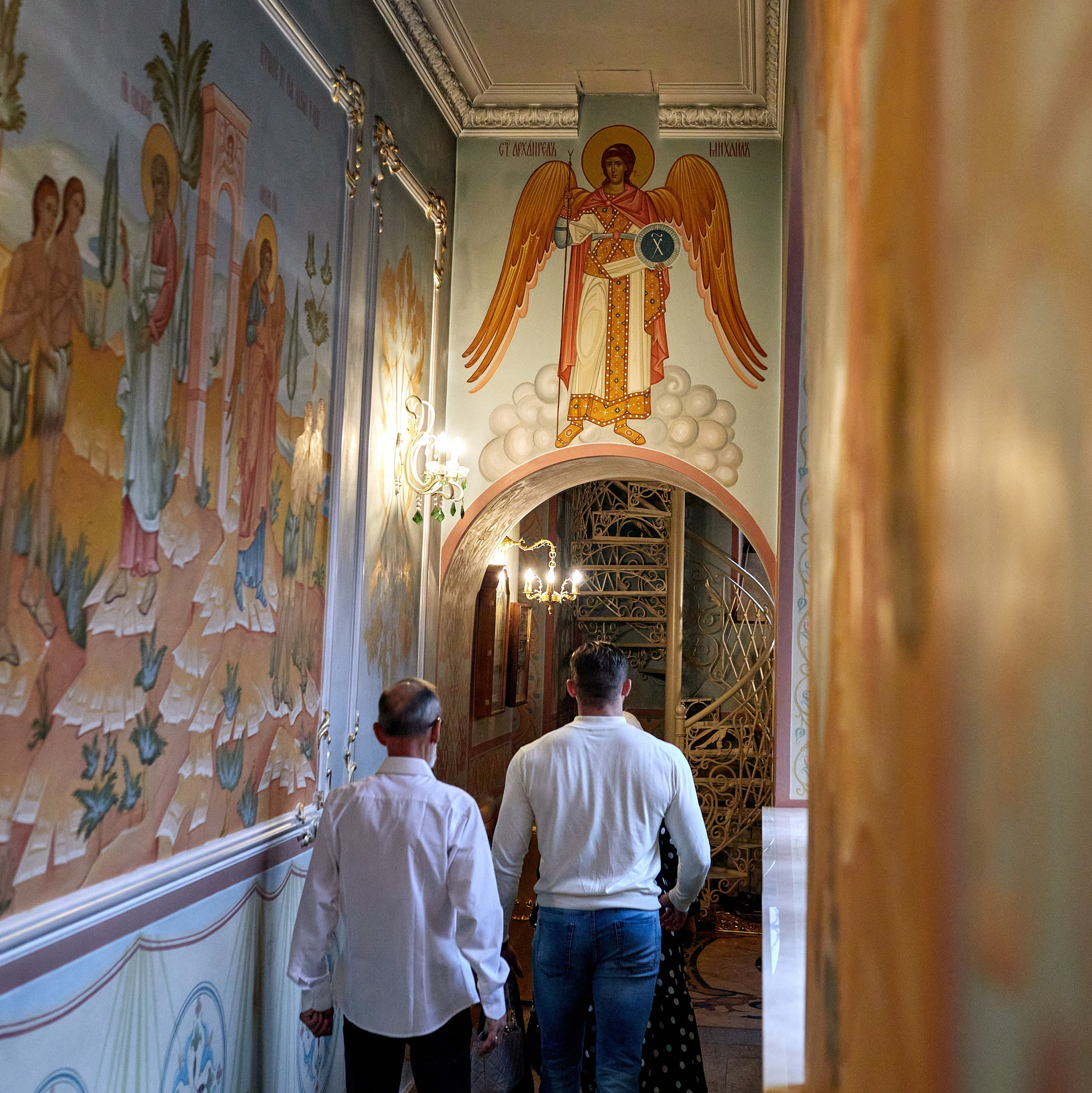 Съёмка крещения профессиональным фотографом в Москве – фото внутри церкви благоверных Петра и Февронии Муромских