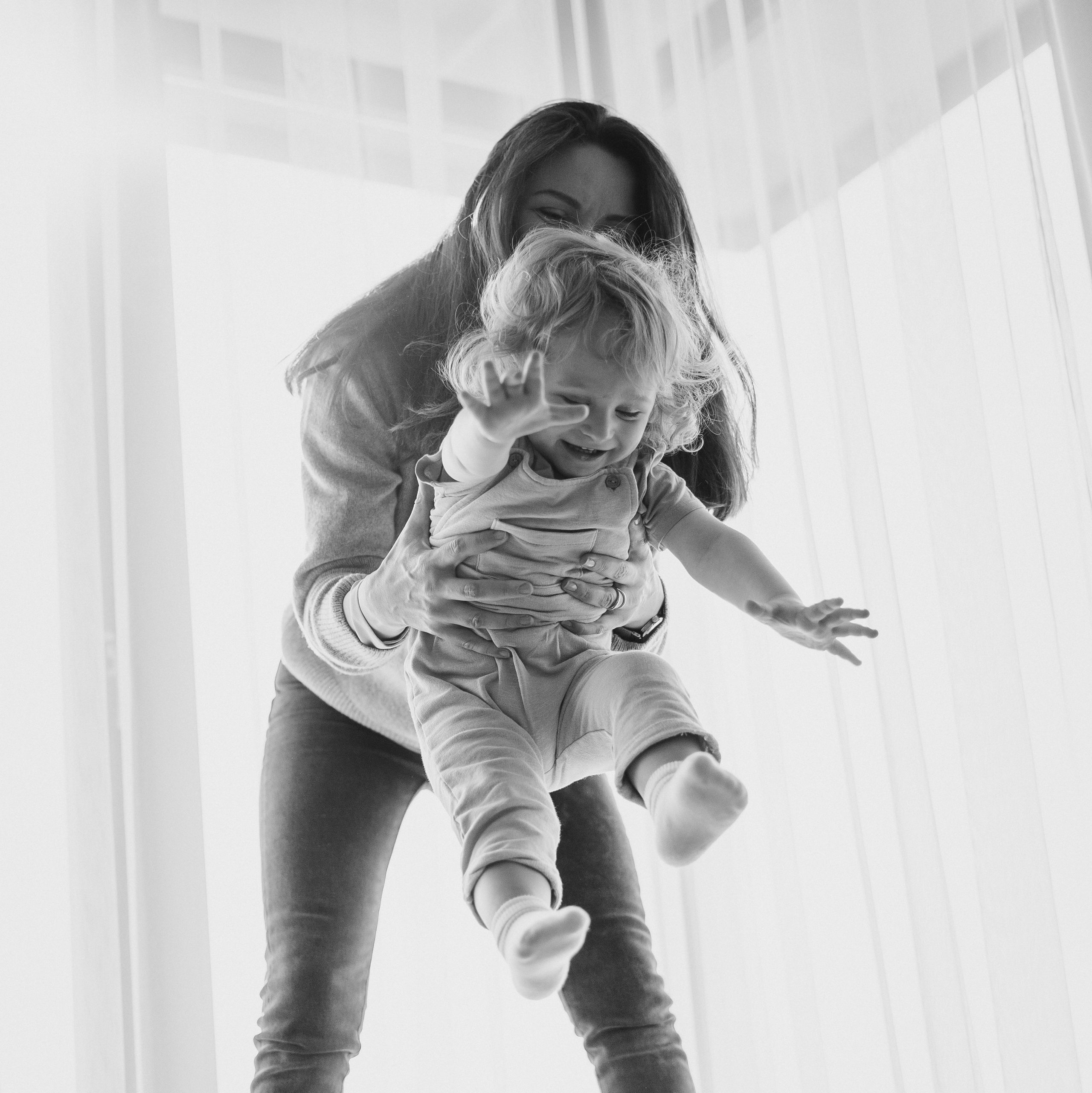 Мама играет с малышом на семейной фотосессии