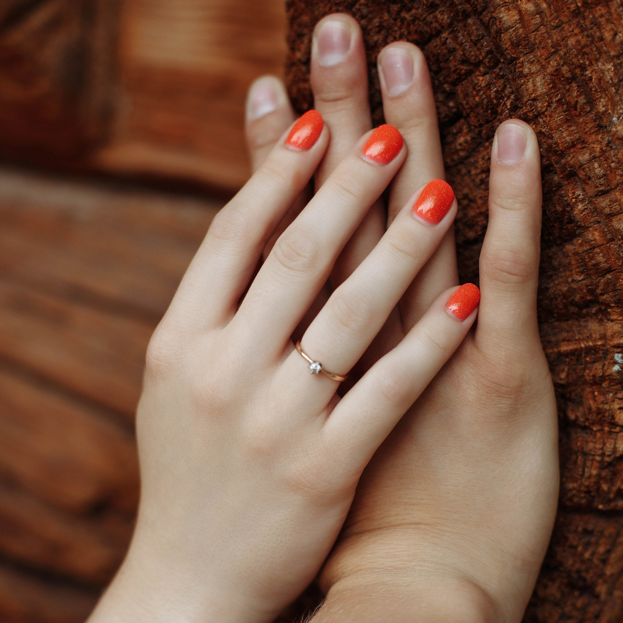 Свадебный фотограф показывает идеи для позирования в парке