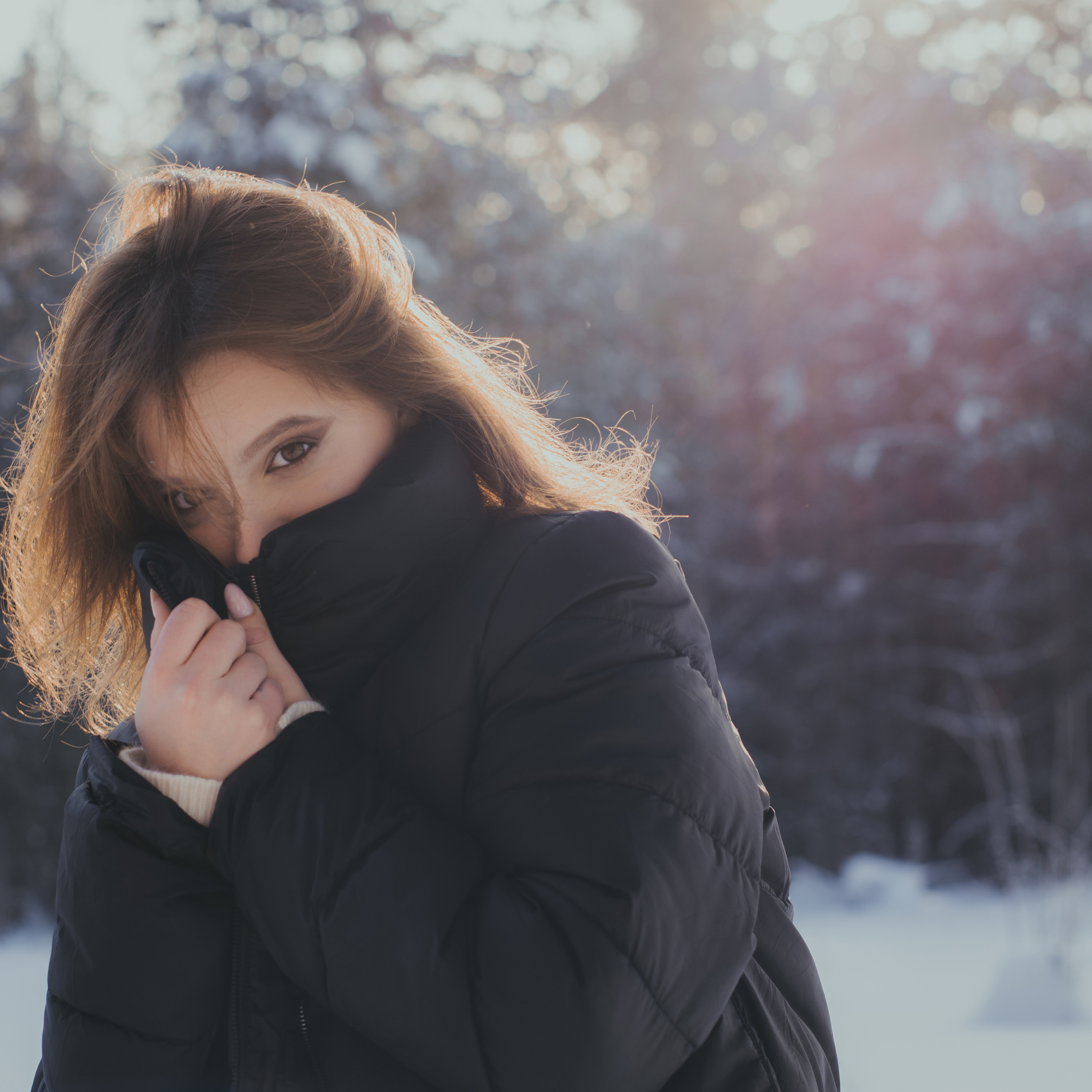 Портрет девушки на фоне зимнего леса