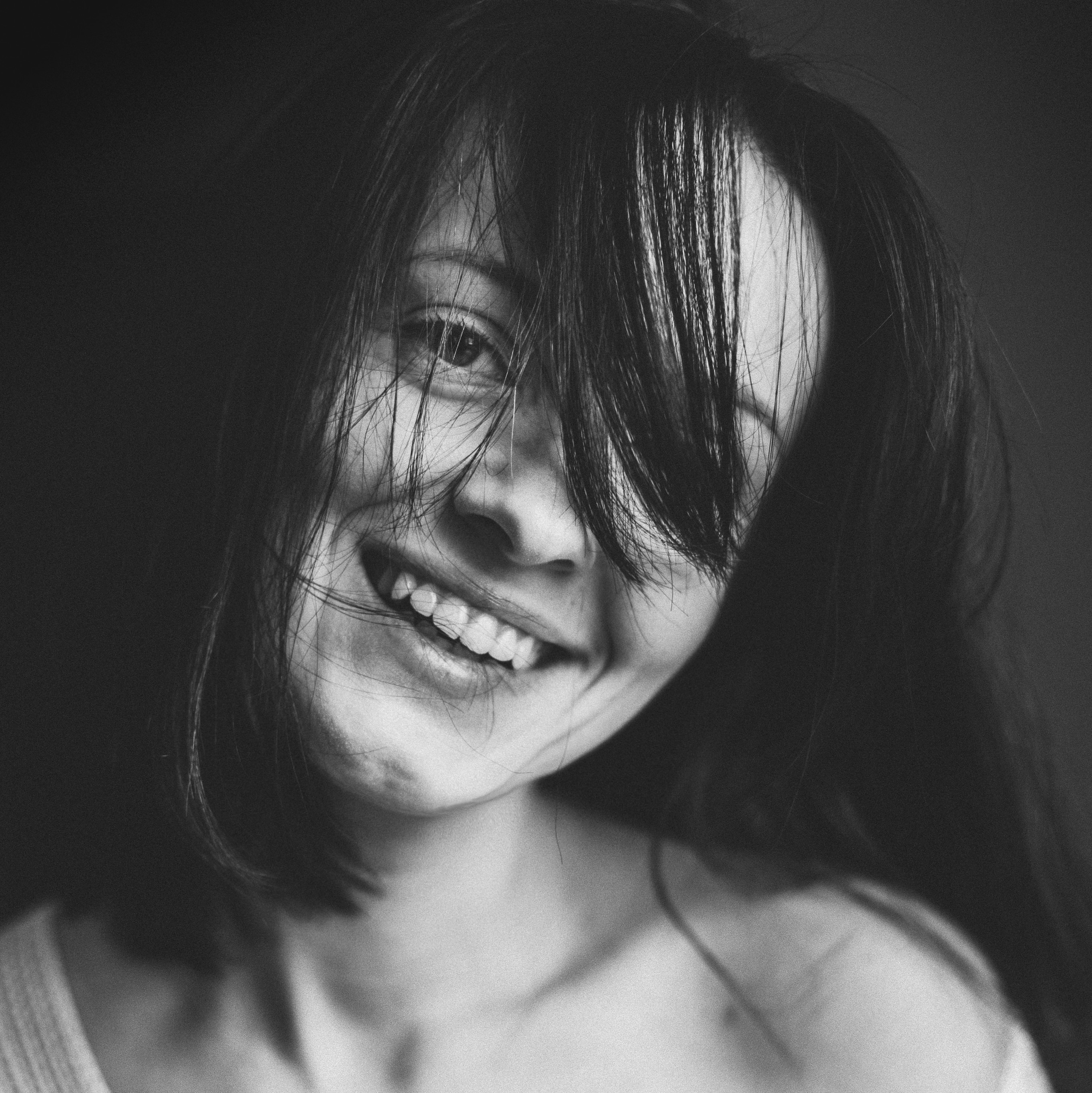 Черно белая фотография девушки с летящими волосами