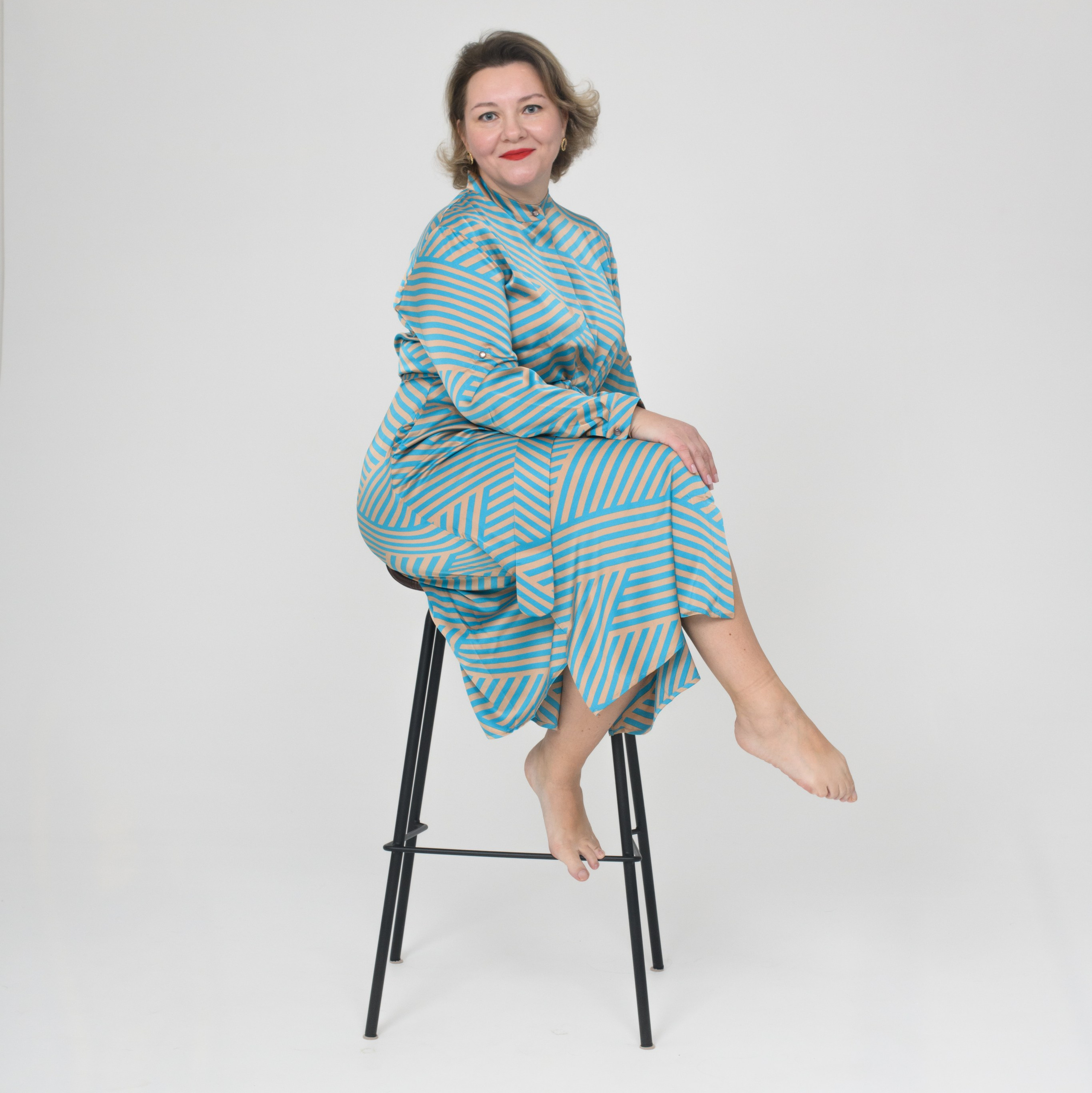 Студийный потрет девушки на высоком стуле в ON студии автопортрета