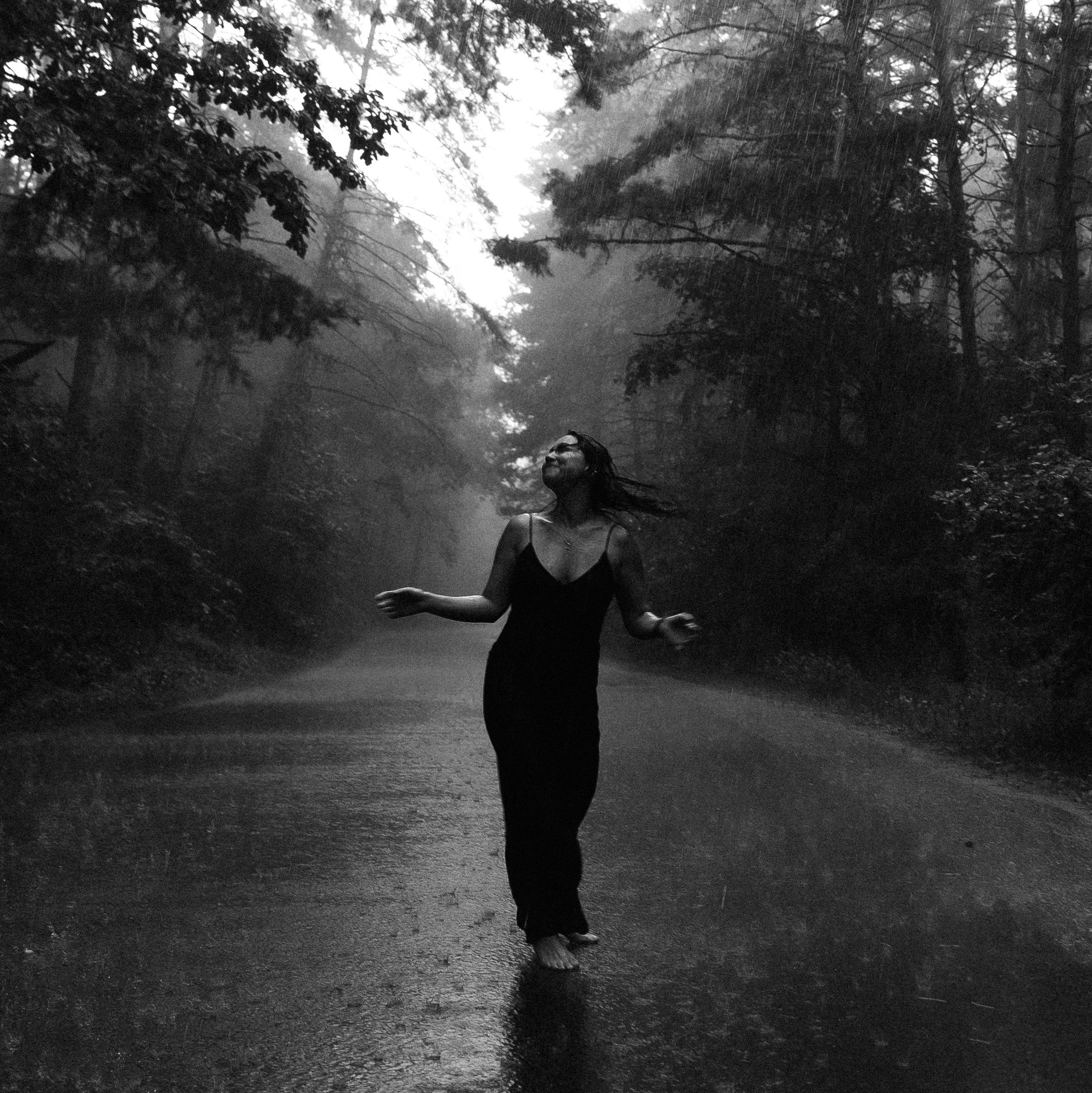 Художественная съемка на улице, черно-белое фото в движении, лайфстайл фотограф в Пензе Александра Овечкина.