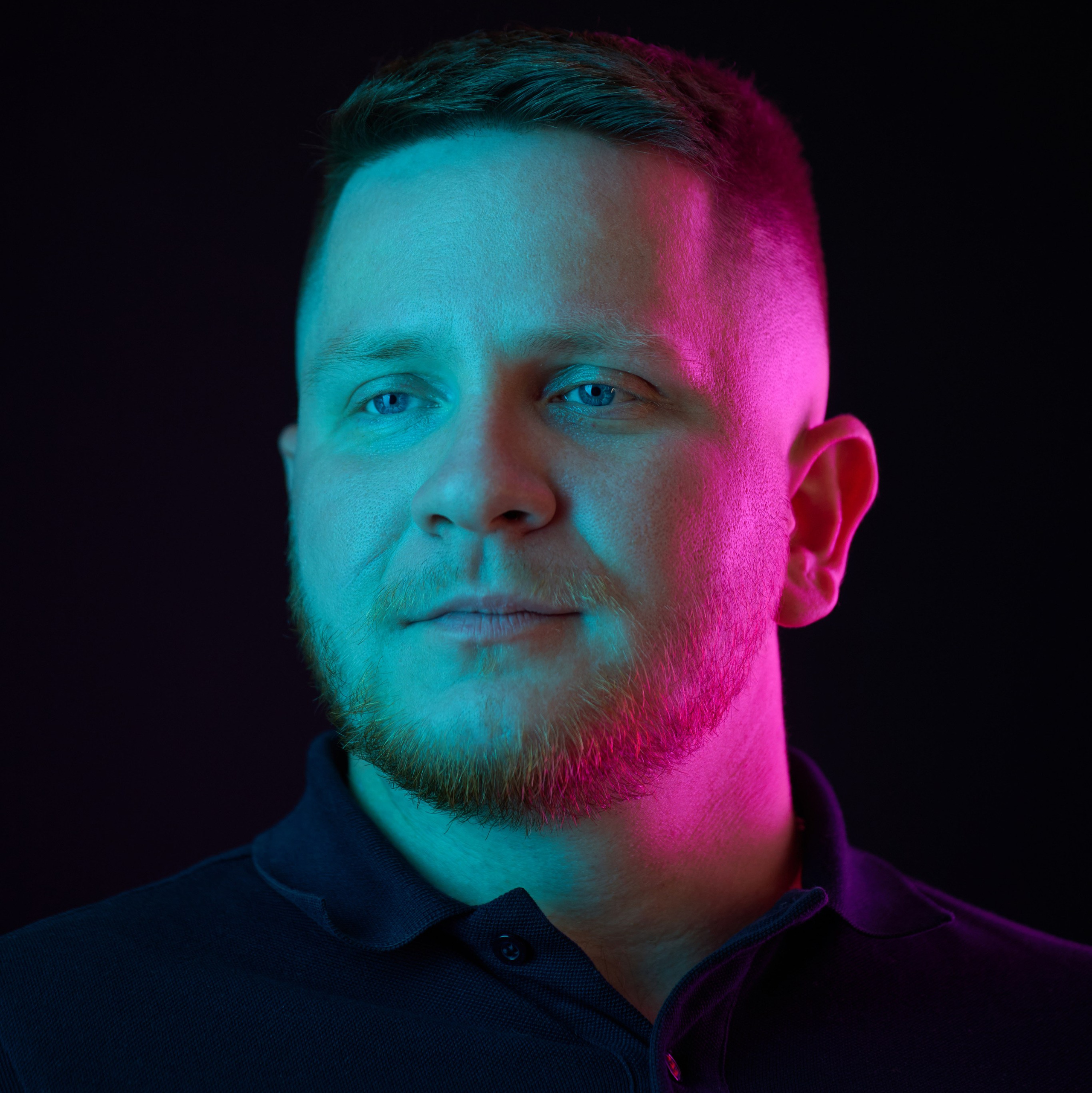 Мужская фотосессия в студии с цветным светом – профессиональный фотограф