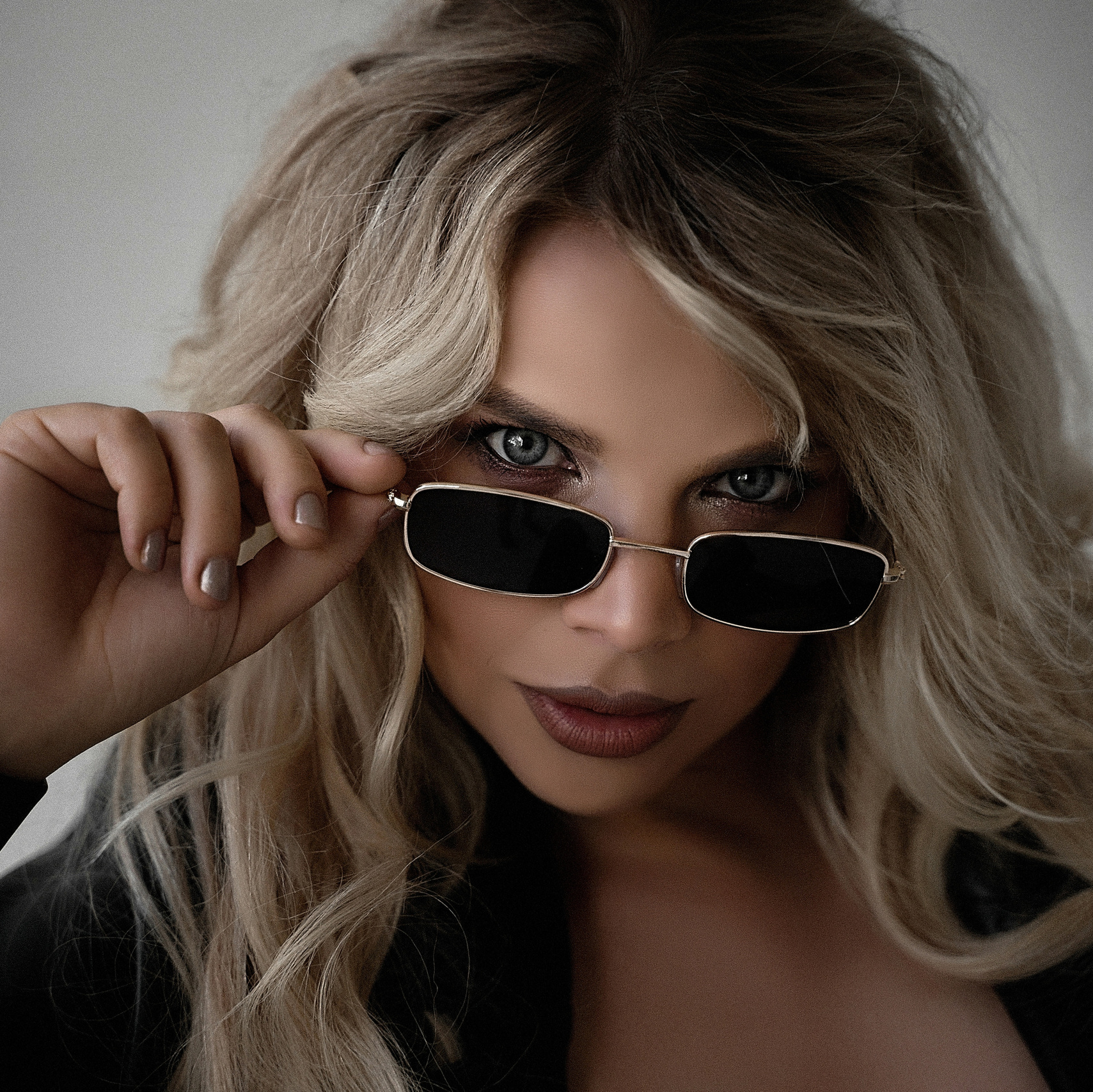 бежевое боди с открытыми плечами