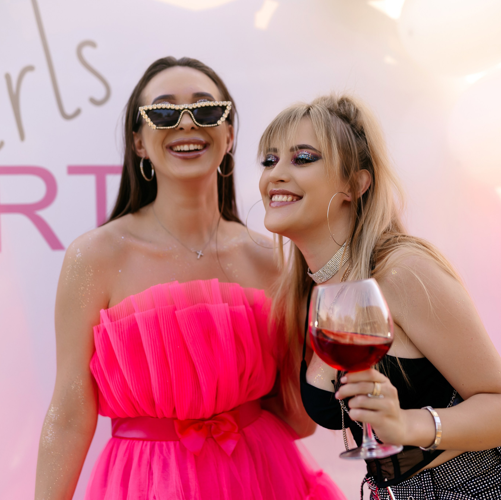 Гости девичника фотографируются у тематической фотозоны с шарами